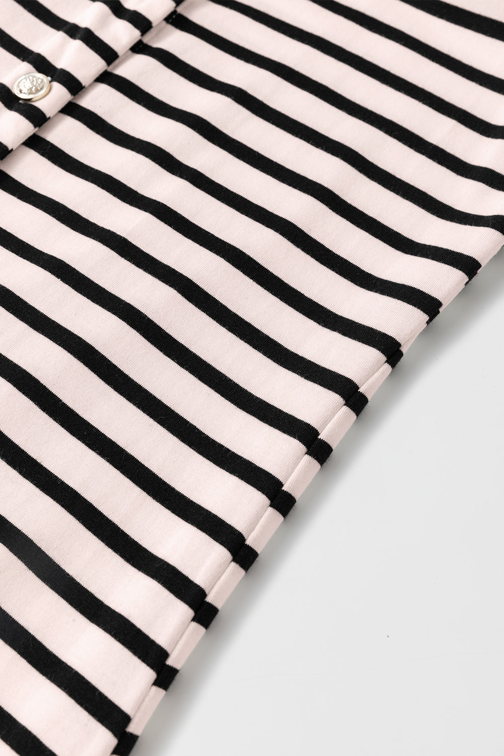 Weißes gestreiftes, ärmelloses maxikleid mit knöpfen