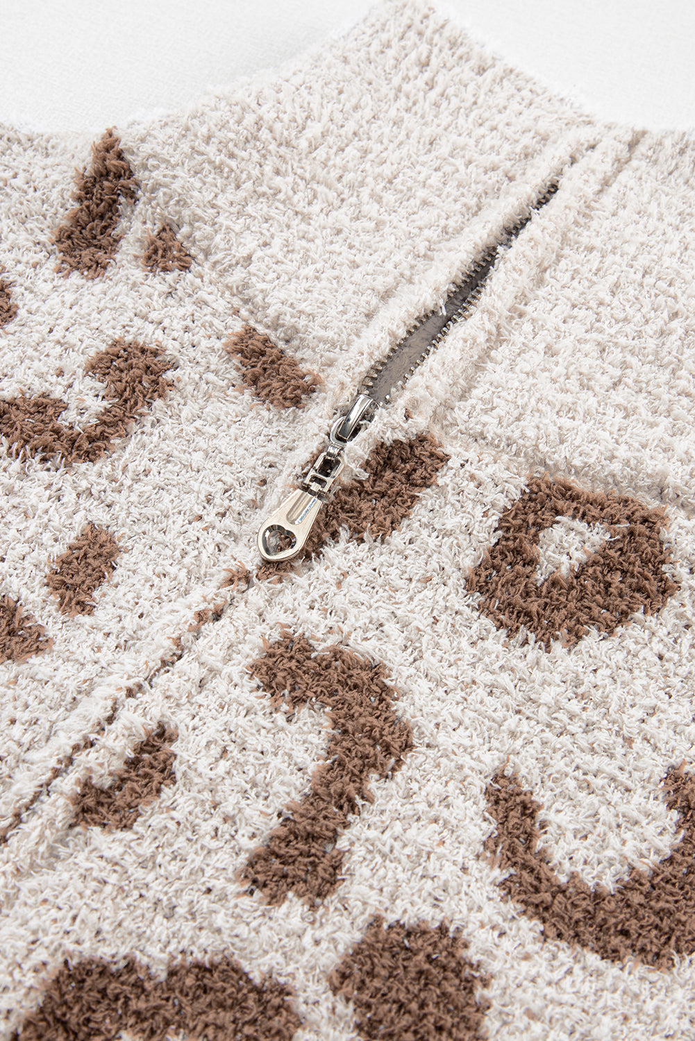 Grauer pullover mit tiermuster und reißverschluss mit kragen
