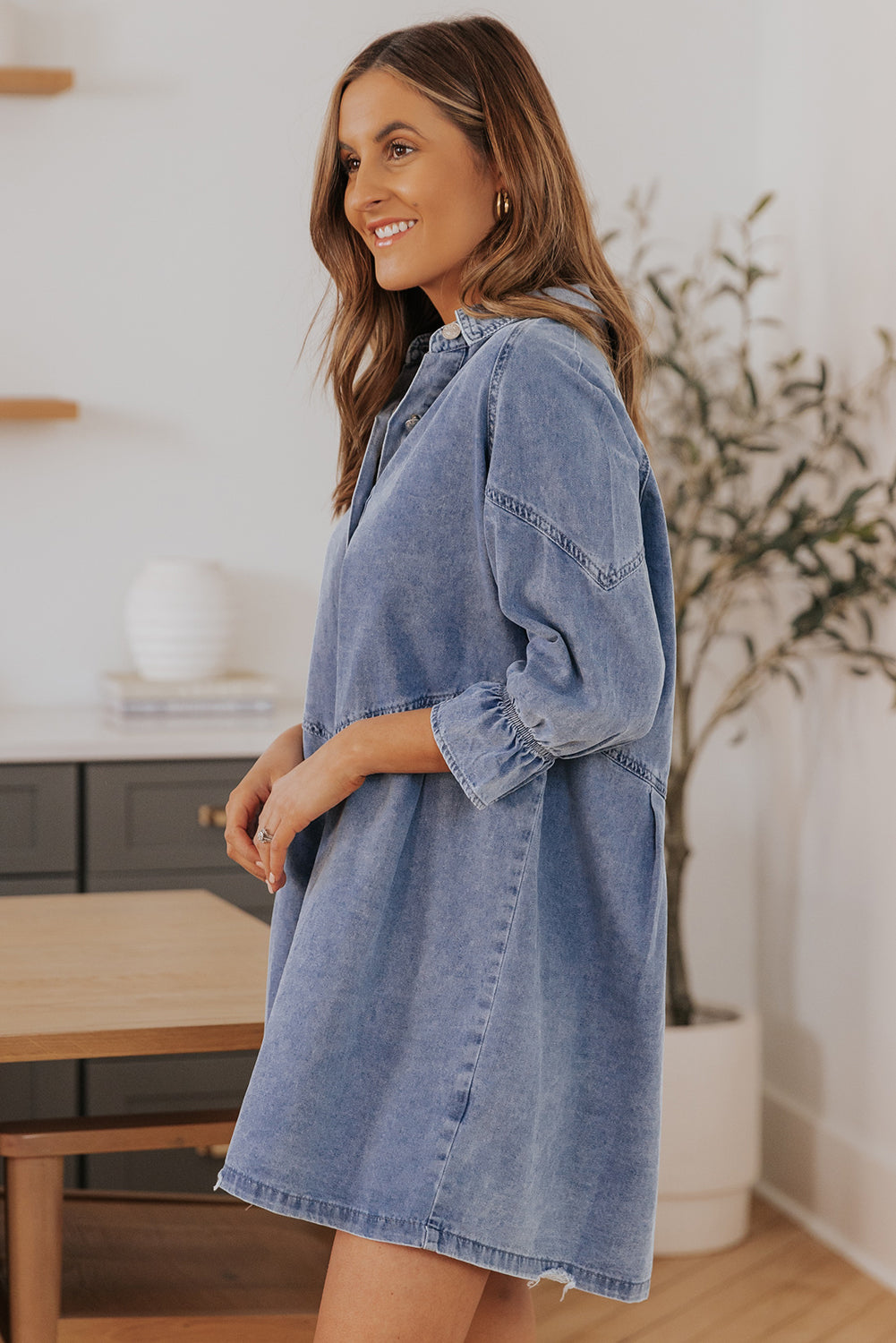 Hemelse blauwe denim mini-jurk met lange mouwen met knopen