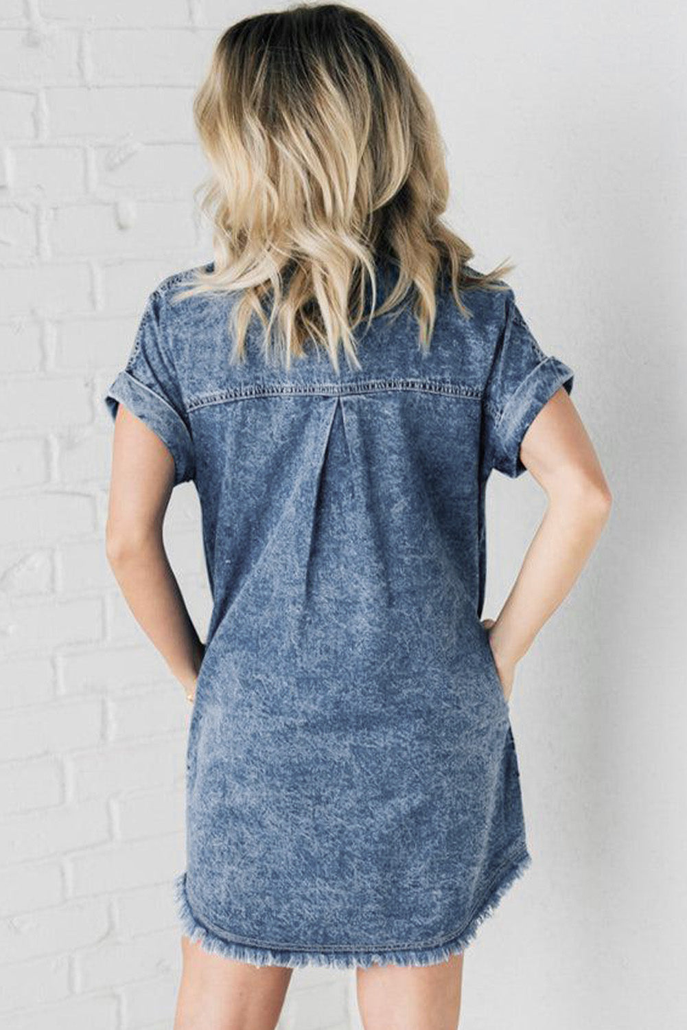 Blaue mineralwaschung ärmelbündchen mit ausgefranstem saum denim-kleid