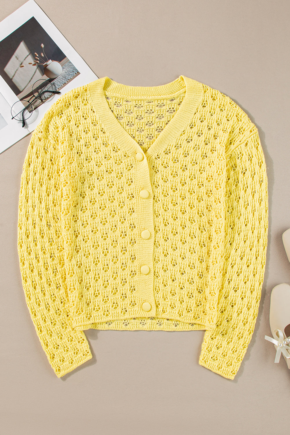 Gelber pointelle-strickpullover mit v-ausschnitt strickjacke