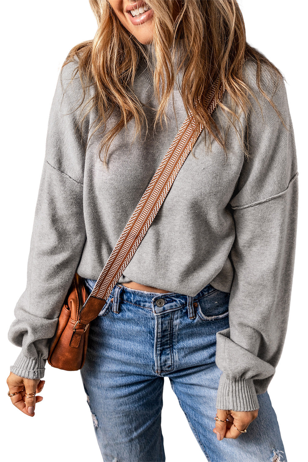 Grauer rollkragenpullover mit hängenden schultern und bubble sleeve strickpullover