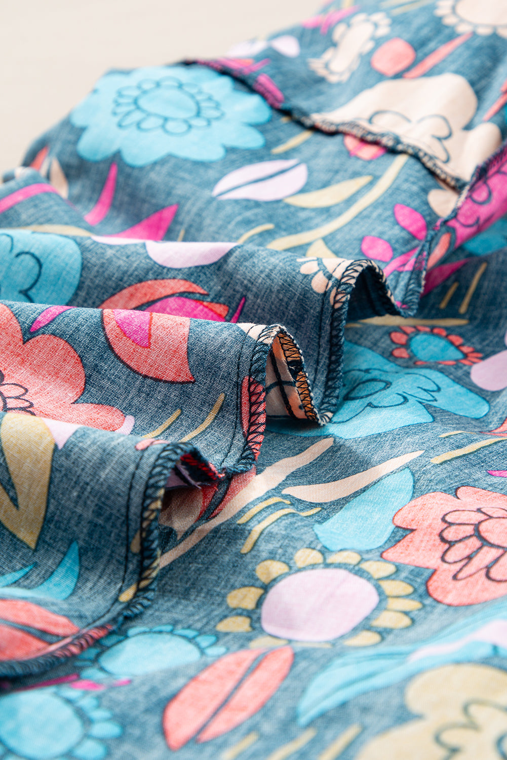 Grünes Minikleid mit Puffärmeln und Rüschen mit Blumendruck