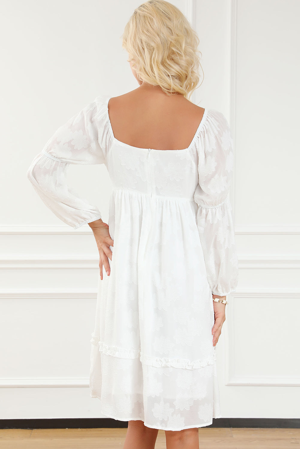 Weißes jacquard-kleid mit quadratischem ausschnitt und blasenärmeln