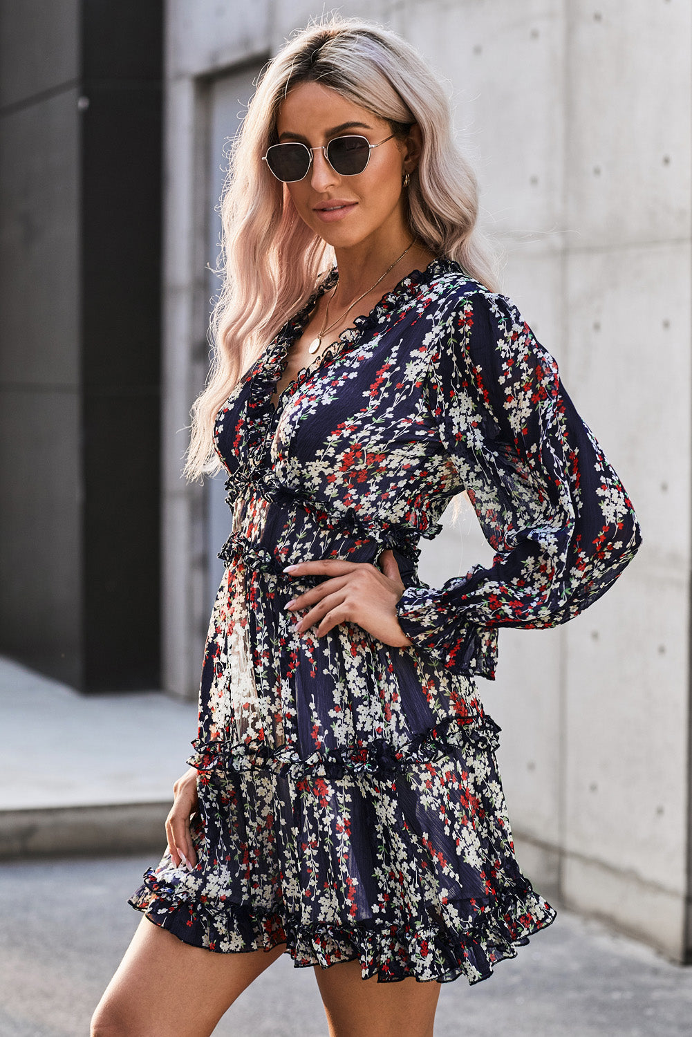 Blaues kleid mit rüschenbesatz und offenem rücken mit blumenmuster