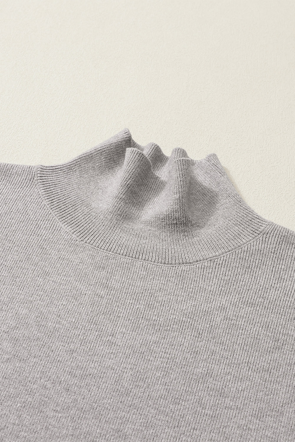 Grauer rollkragenpullover mit hängenden schultern und bubble sleeve strickpullover