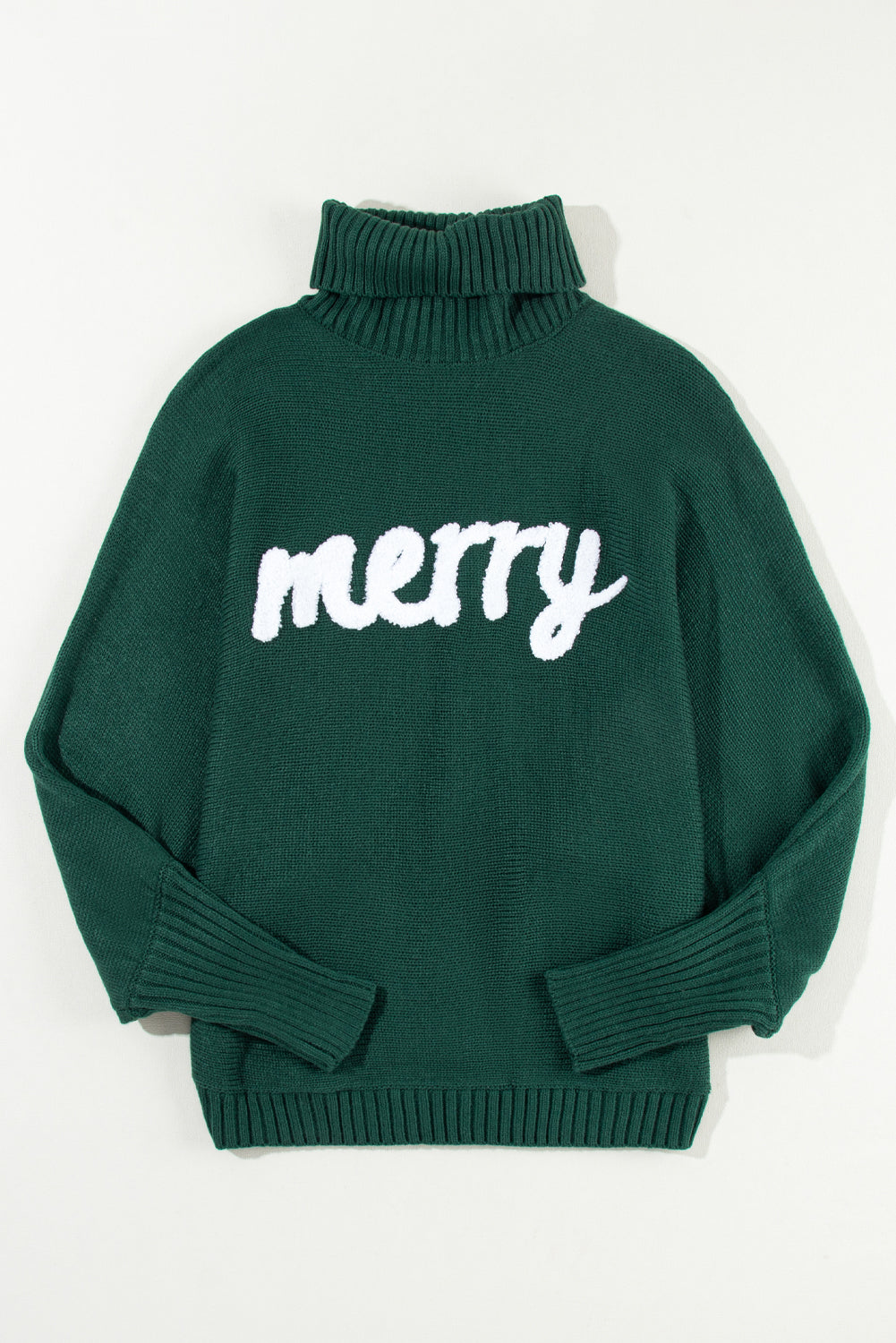 Schwarz-grüner pullover mit gesticktem buchstaben und hohem ausschnitt