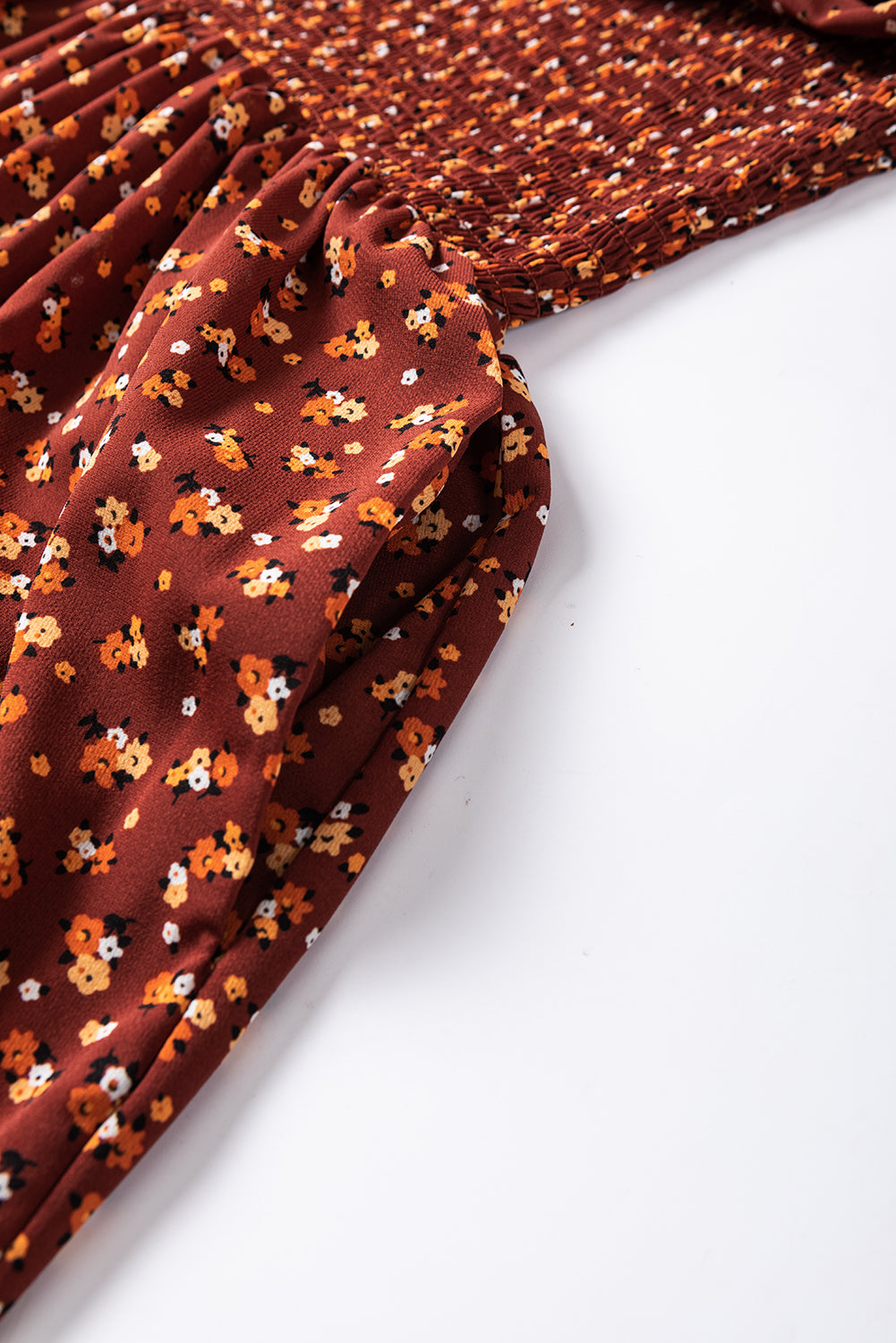 Bruine bloemed mini -jurk met een bestormde top