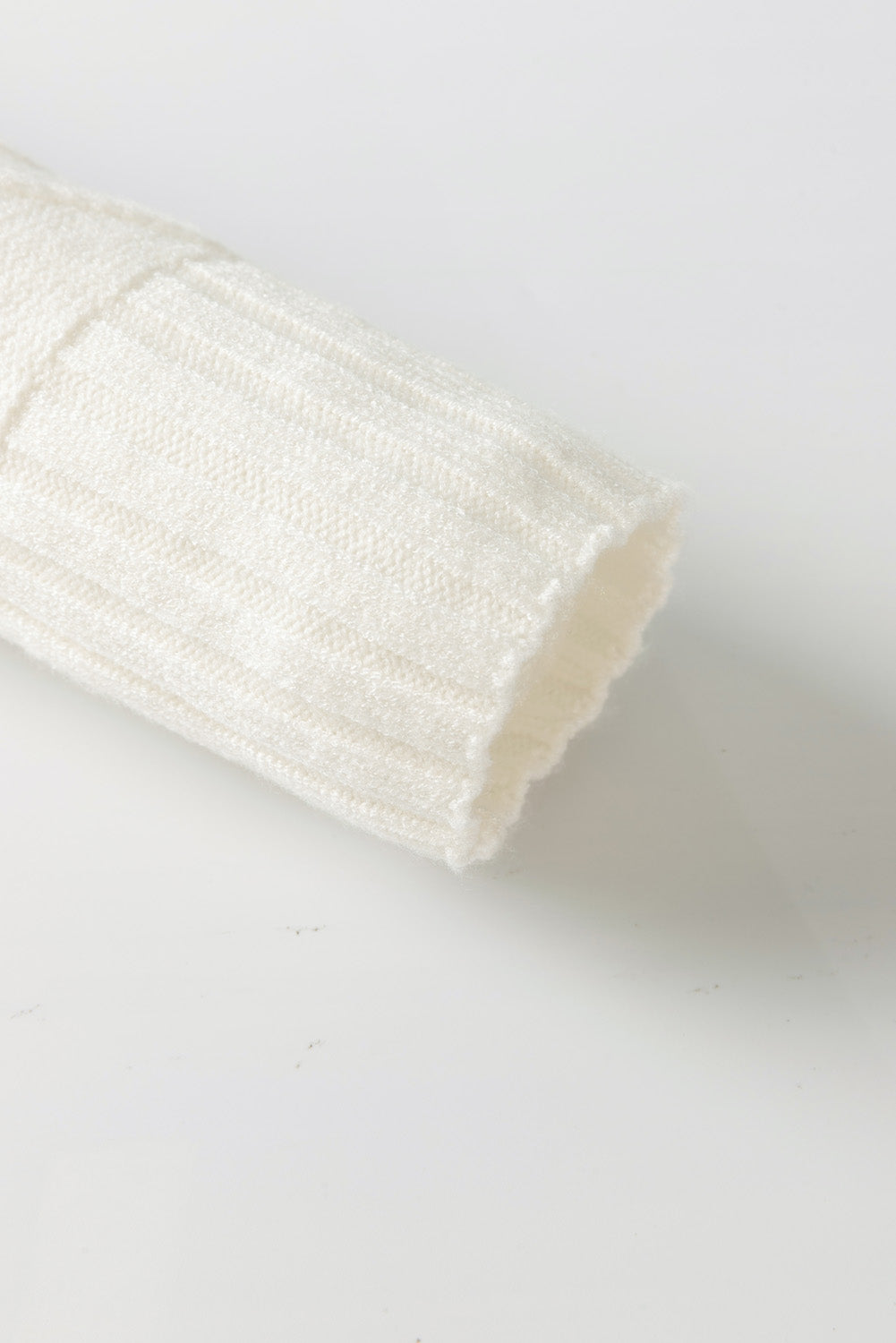 Weißer strukturierter strickpullover mit knopfdekor