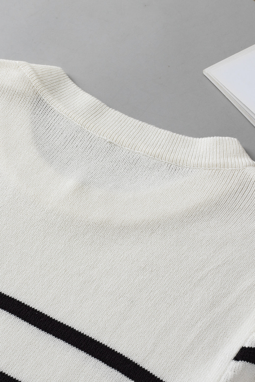 Weißes gestreiftes strick-t-shirt mit halben ärmeln