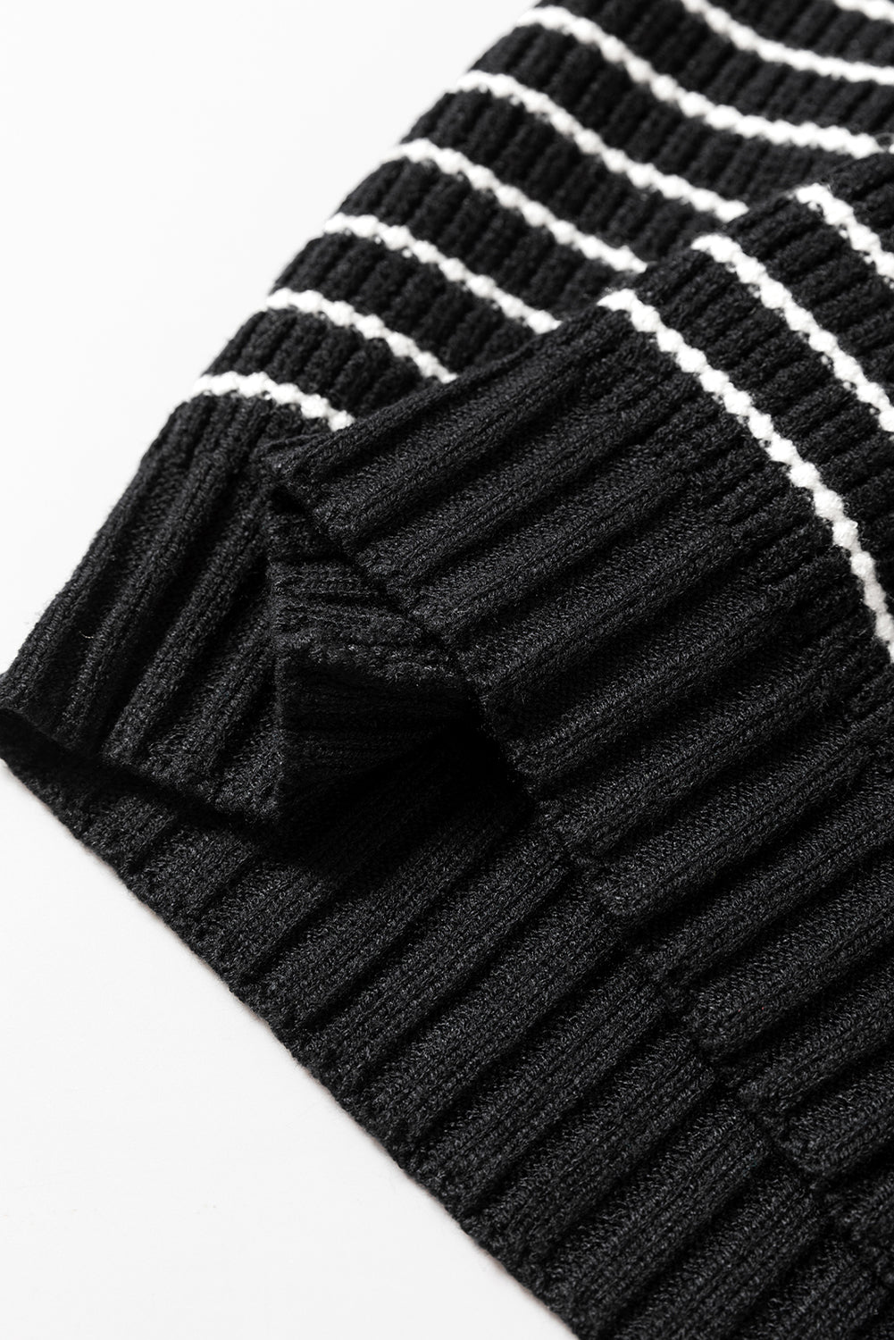 Schwarz gestreiftes pullover-tank-top mit v-ausschnitt