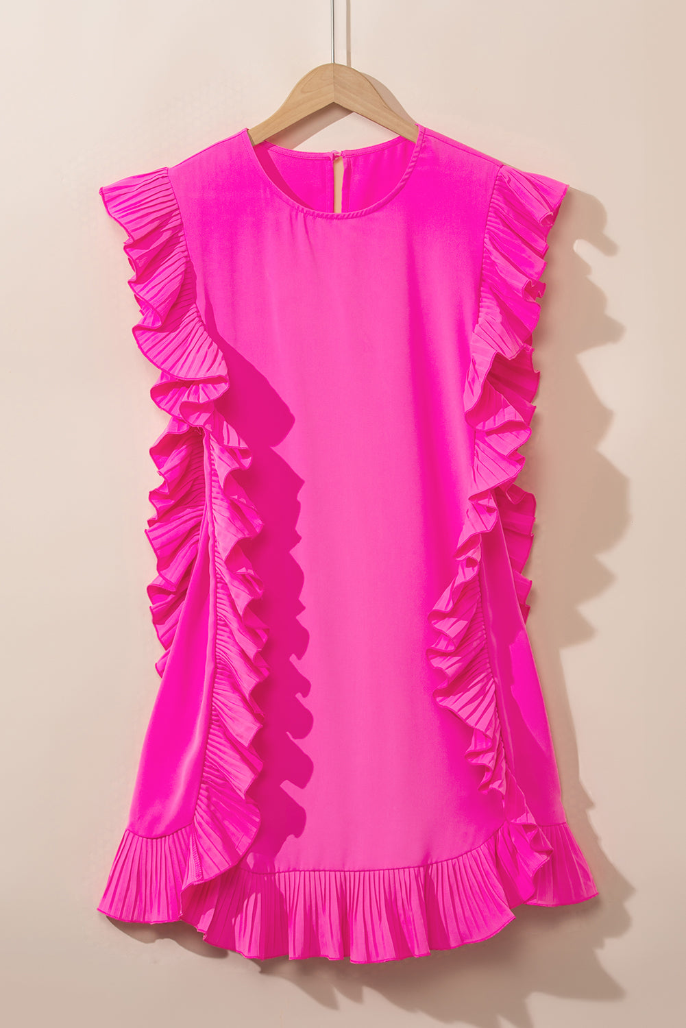 Leuchtend pinkes, unifarbenes Minikleid mit gerüschtem Rand und Schlüsselloch im Rücken