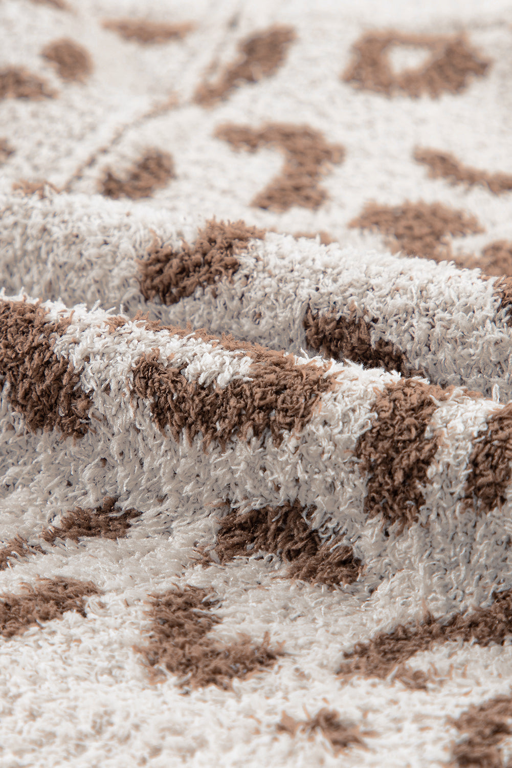Grauer pullover mit tiermuster und reißverschluss mit kragen