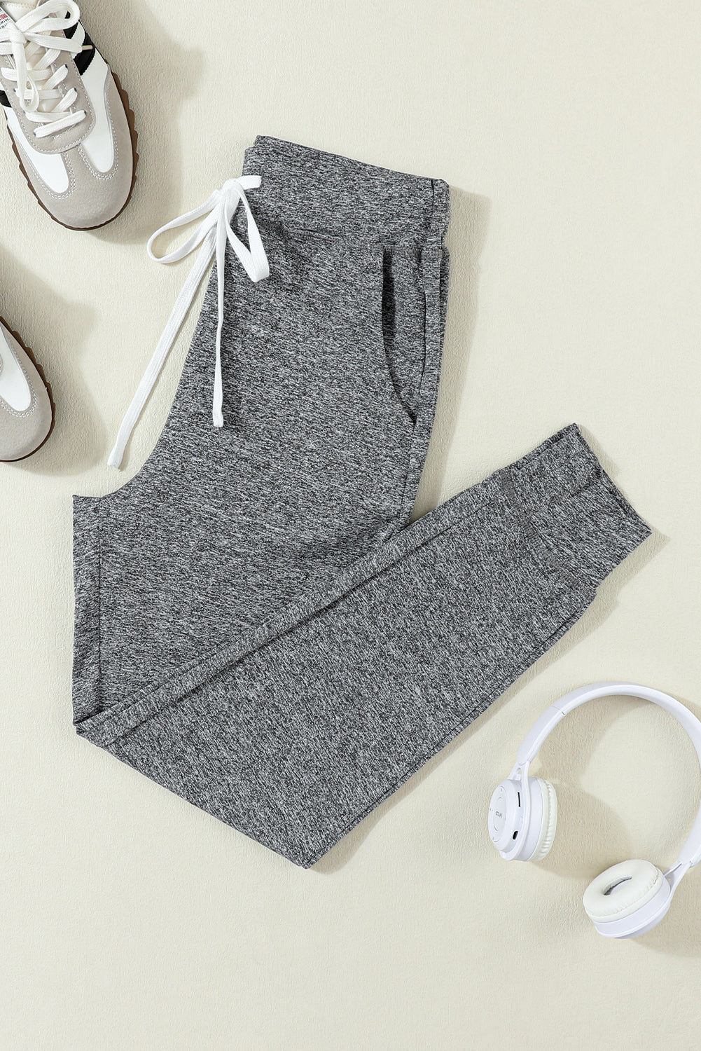 Graue jogginghose mit kordelzug an der taille