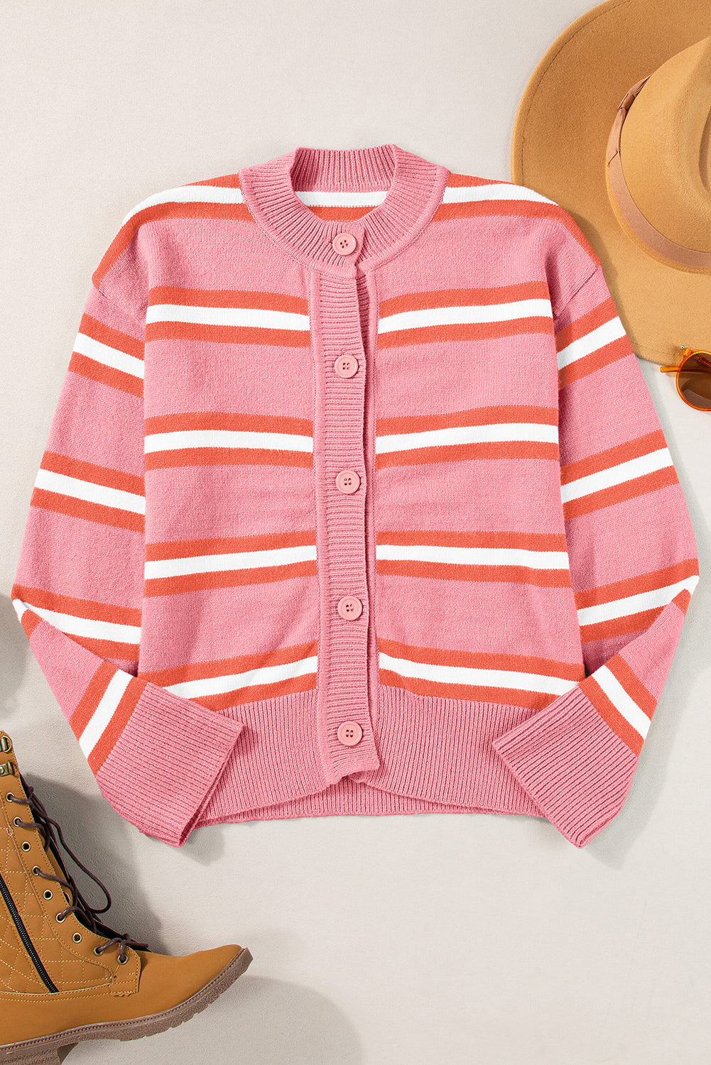 Rosa gestreifter strickpullover mit schulterknöpfen