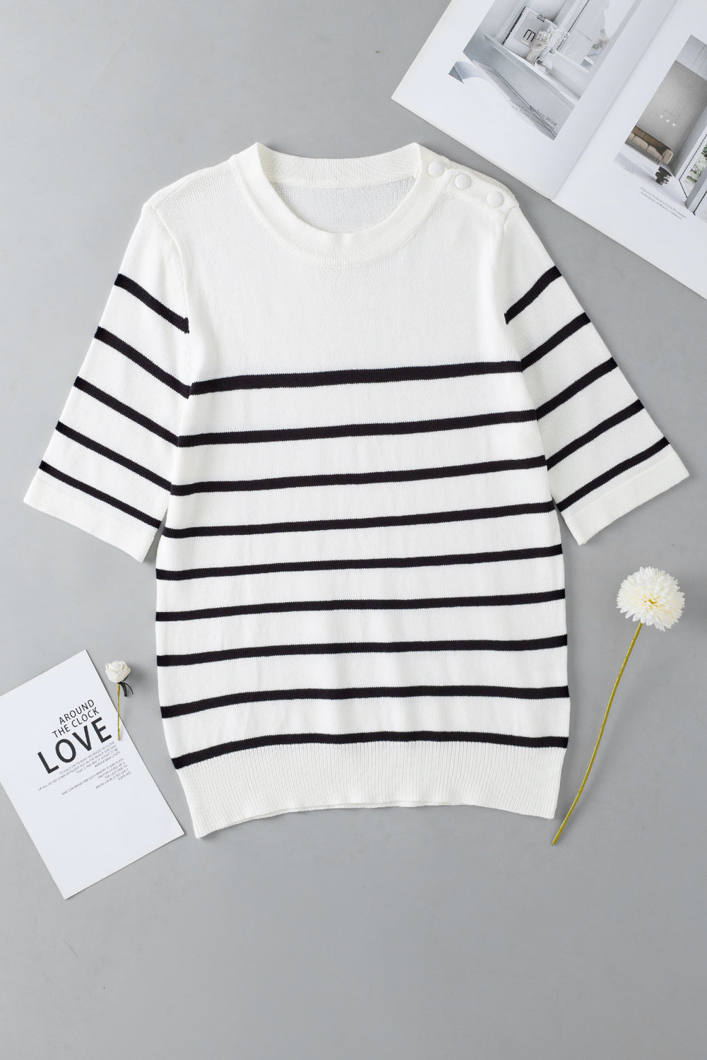 Weißes gestreiftes strick-t-shirt mit halben ärmeln