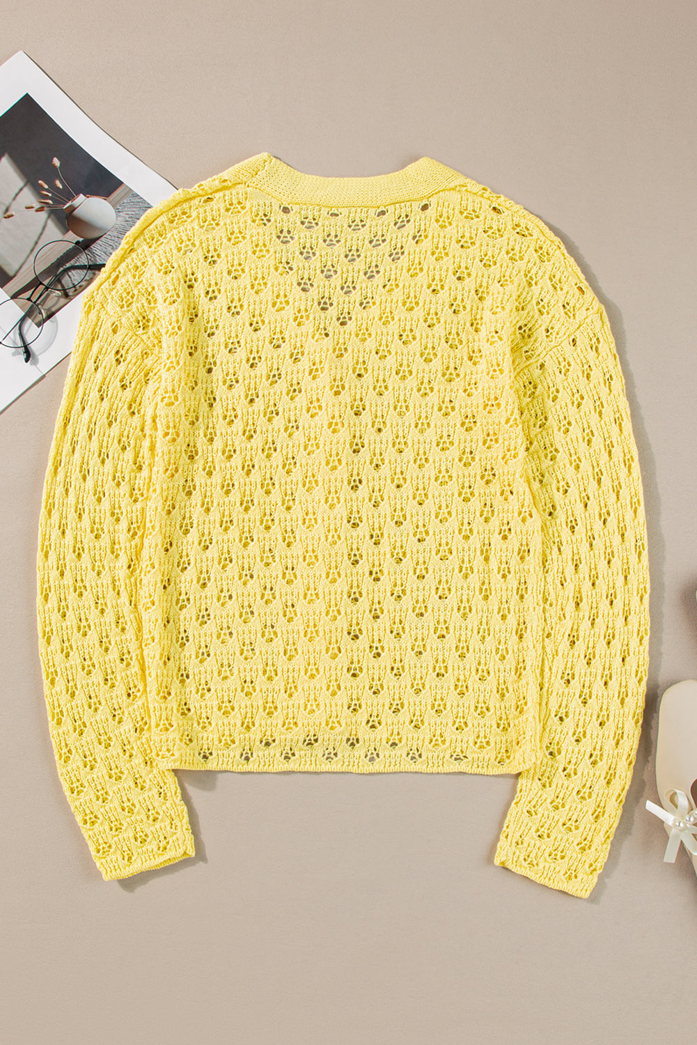 Gelber pointelle-strickpullover mit v-ausschnitt strickjacke