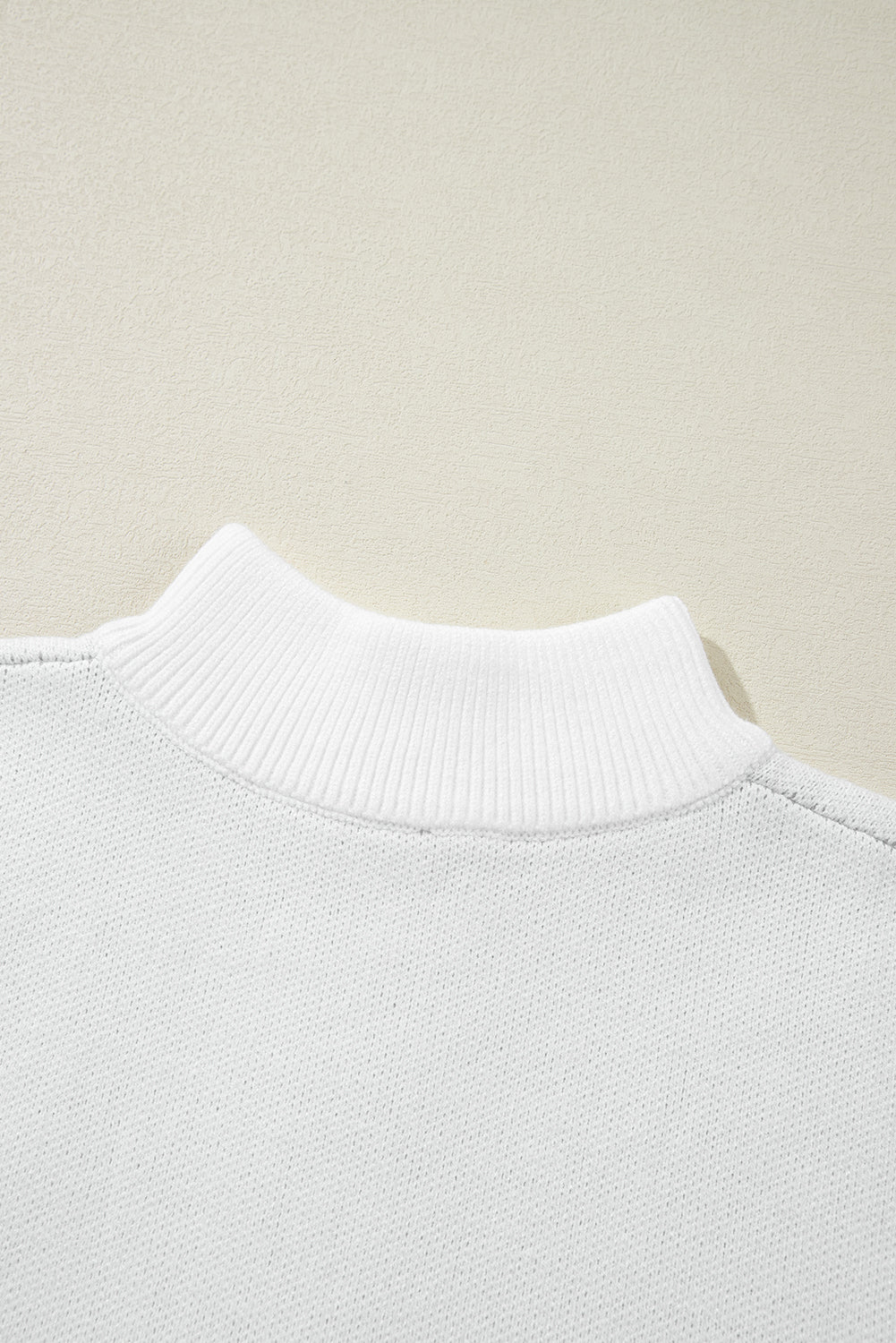 Weißer kontrast-blumen-halb-reißverschluss-pullover mit stehkragen