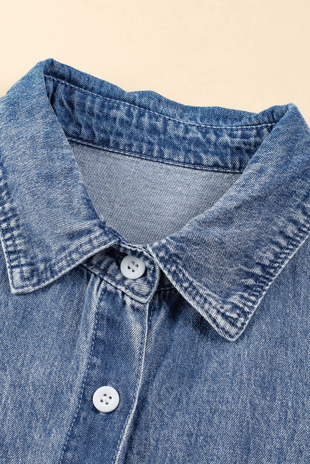 Blaue mineralwaschung ärmelbündchen mit ausgefranstem saum denim-kleid