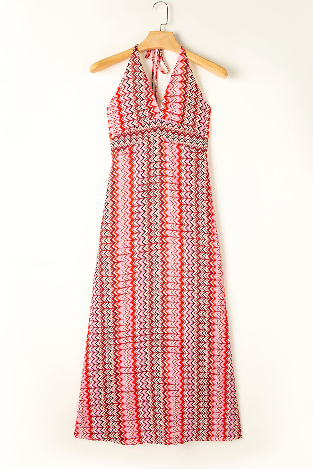 Rotes rückenfreies maxikleid mit stammesmotiven im boho-look