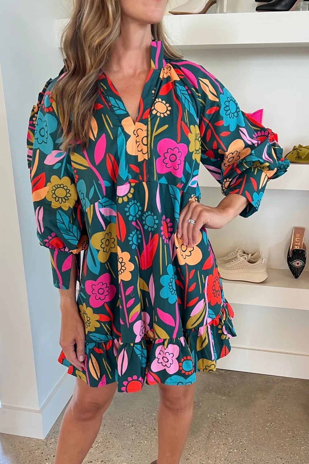 Grünes Minikleid mit Puffärmeln und Rüschen mit Blumendruck