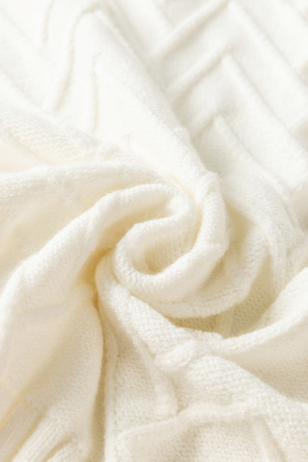 Weißer strukturierter strickpullover mit knopfdekor