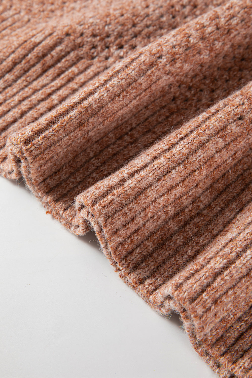 Dunkelbrauner lockerer pullover mit v-ausschnitt und tropfenschulter