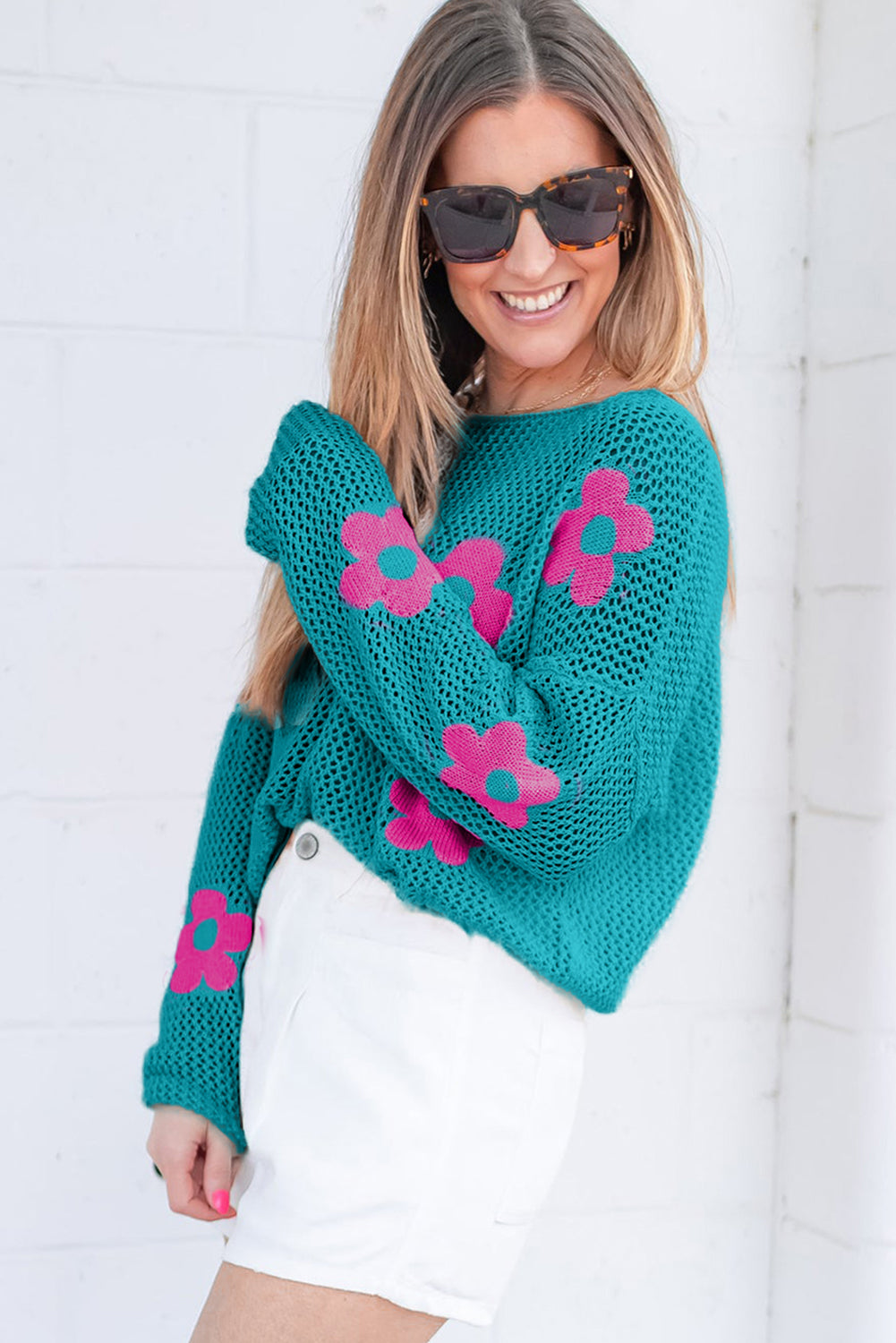 Meergrüner pullover mit großer blume und hohlen schultern aus strick