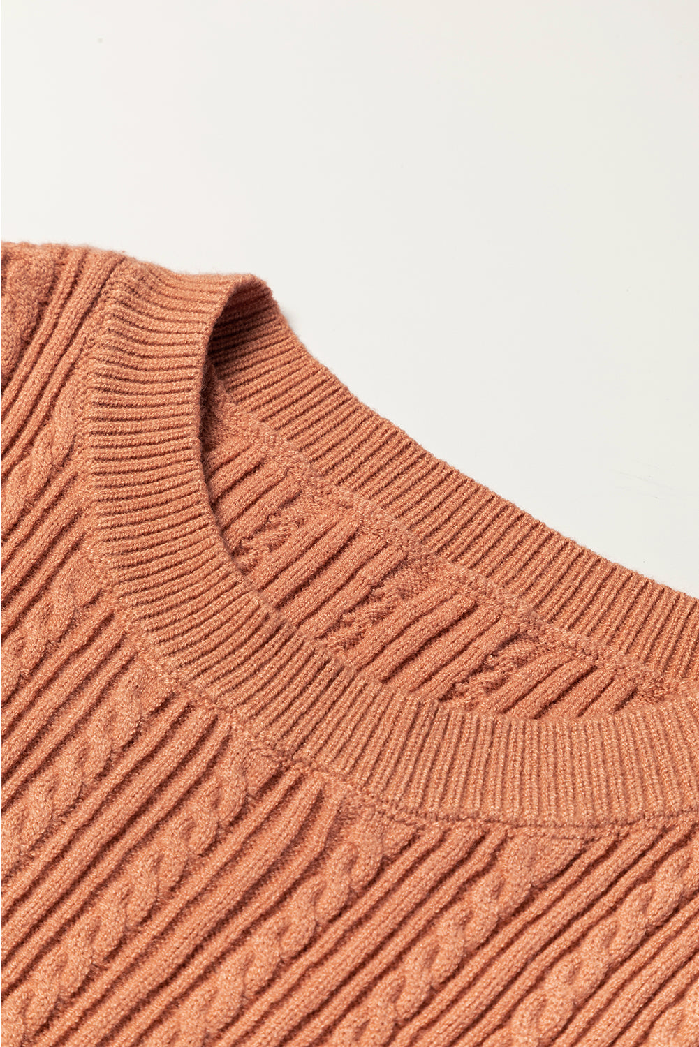 Goldener floraler patchwork-pullover mit gerüschter manschette und kabelstrick