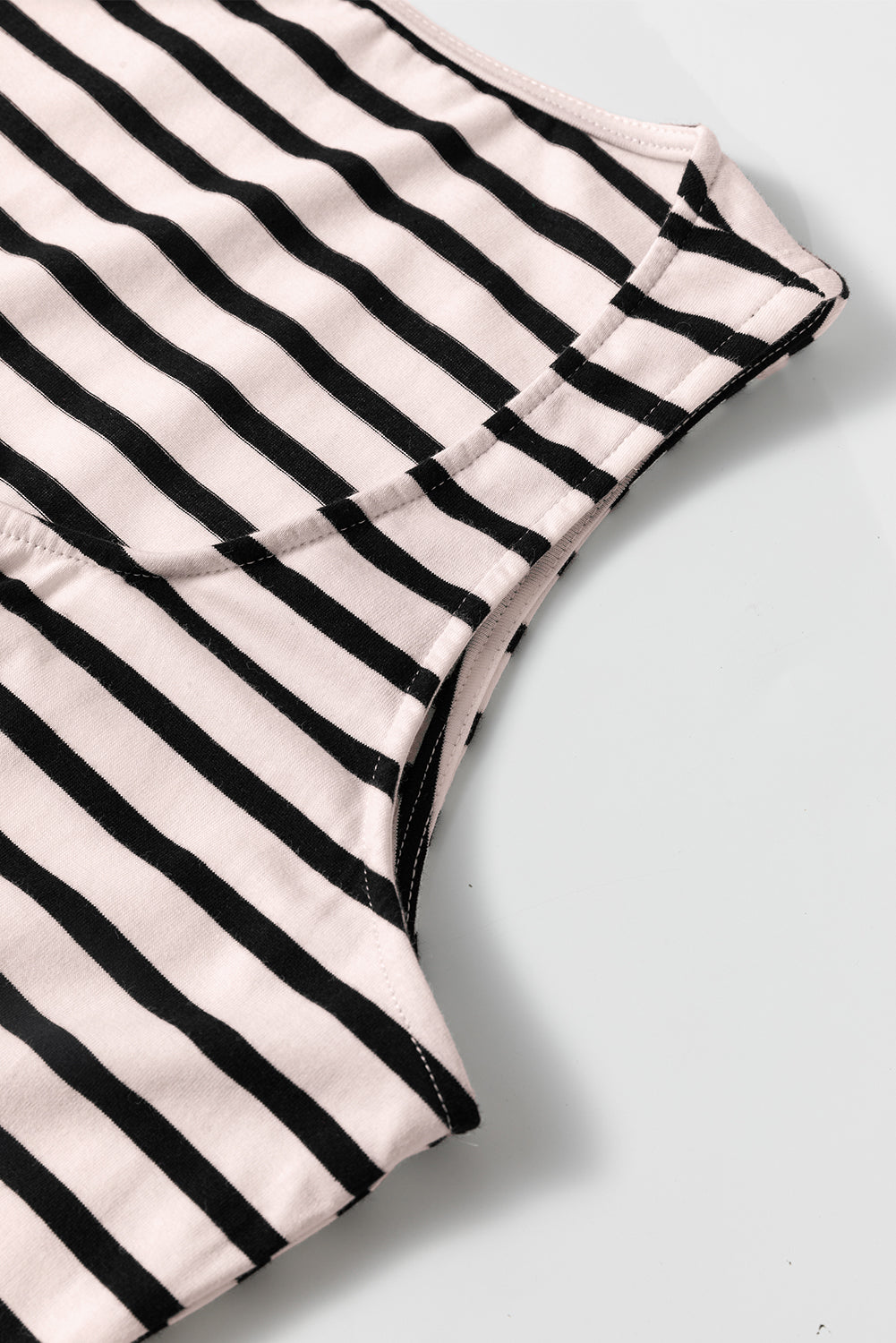 Weißes gestreiftes, ärmelloses maxikleid mit knöpfen