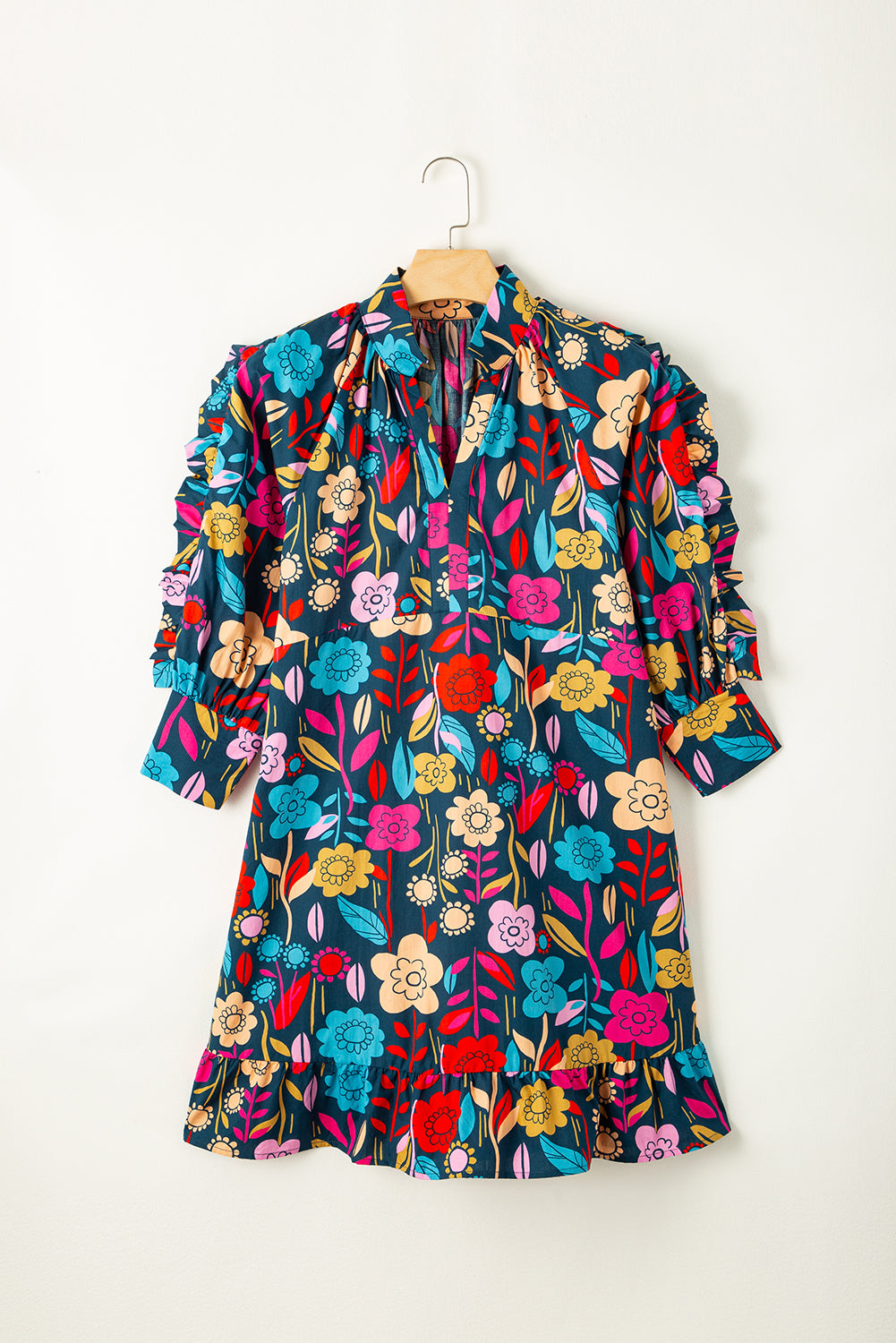 Grünes Minikleid mit Puffärmeln und Rüschen mit Blumendruck