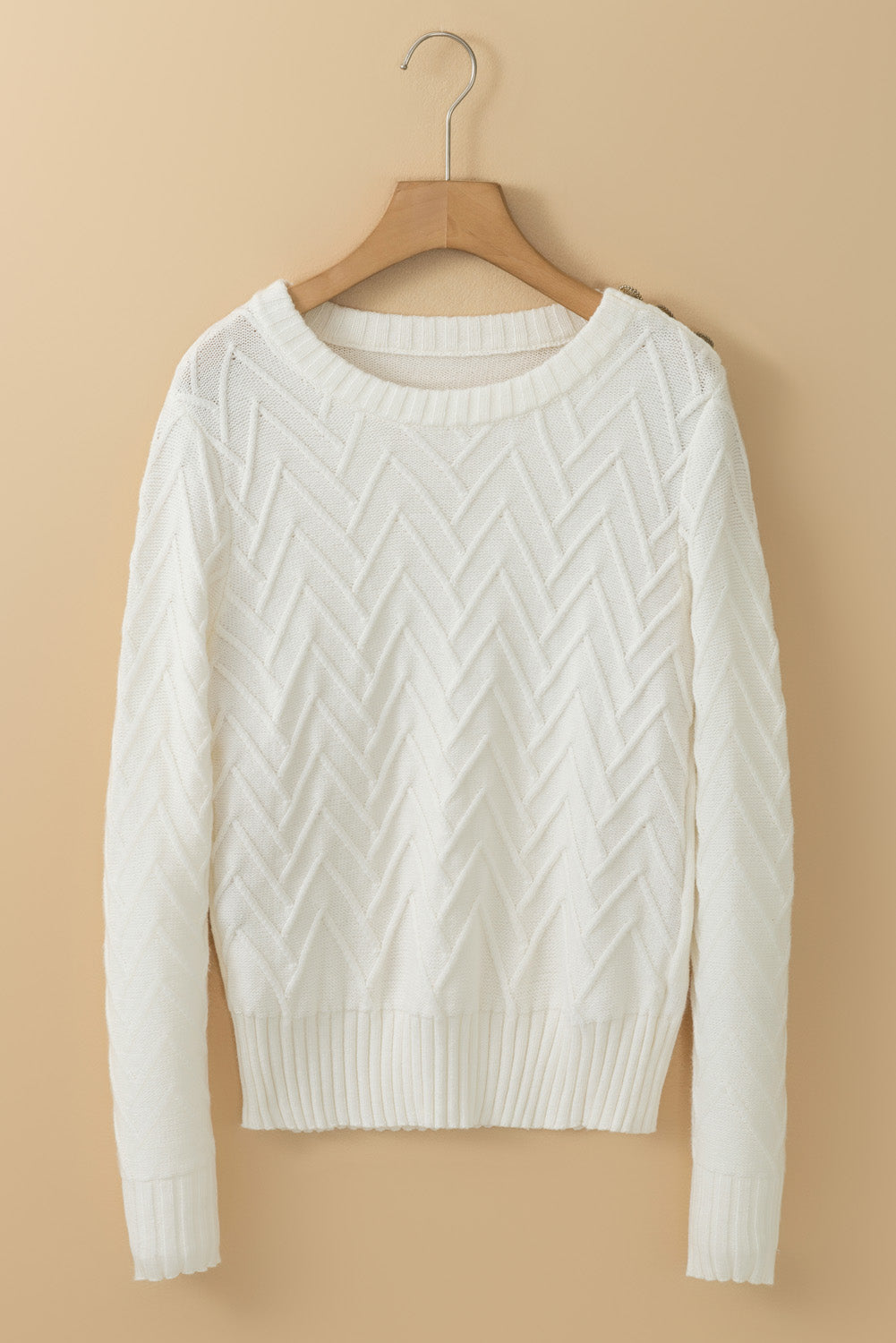 Weißer strukturierter strickpullover mit knopfdekor