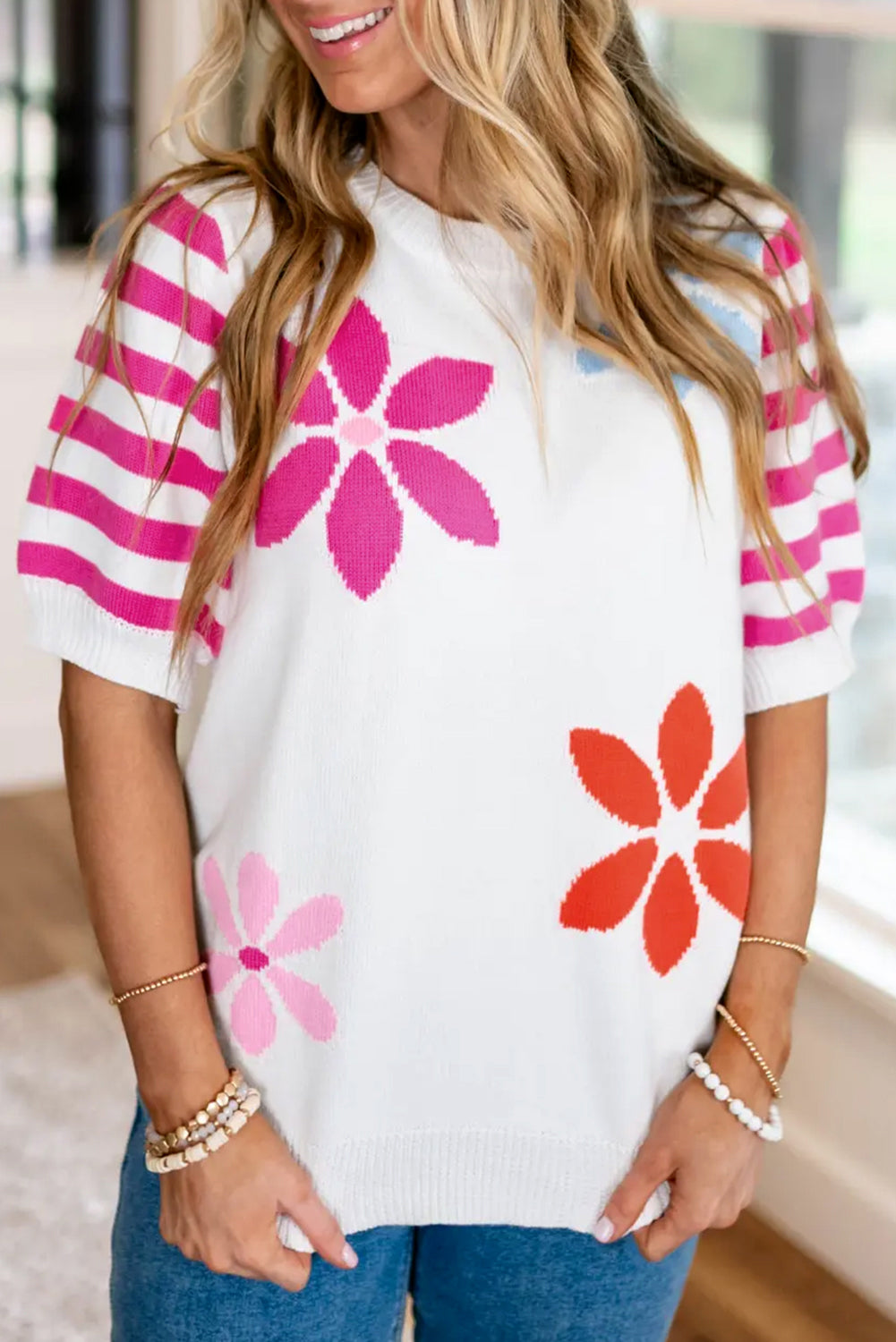 Weißes blumenmuster gestreiftes pullover-t-shirt