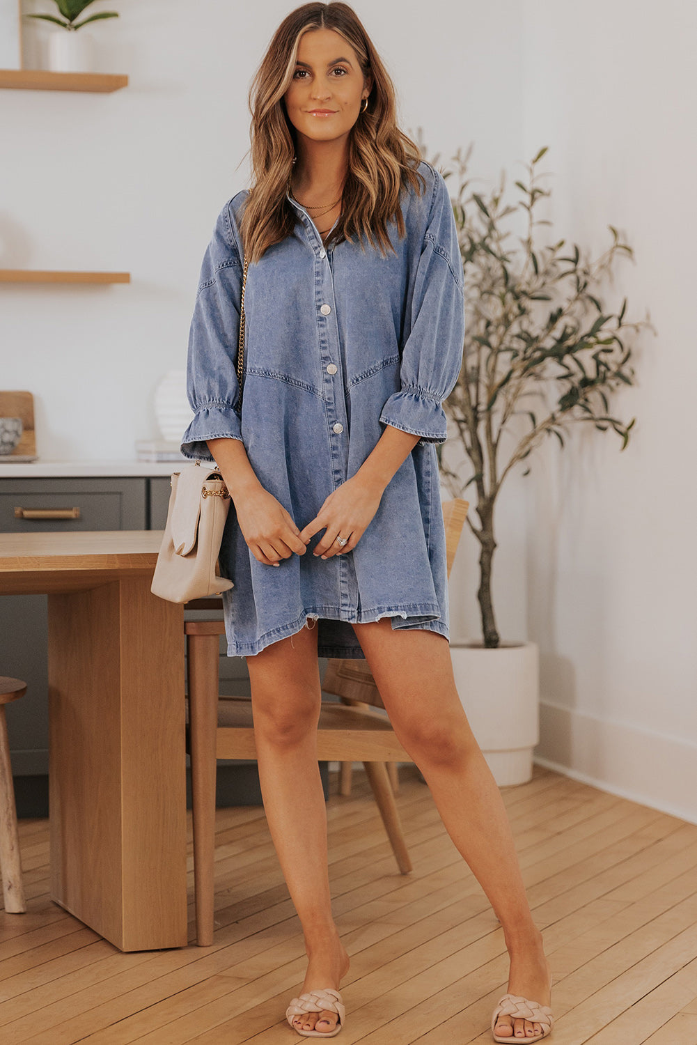 Hemelse blauwe denim mini-jurk met lange mouwen met knopen
