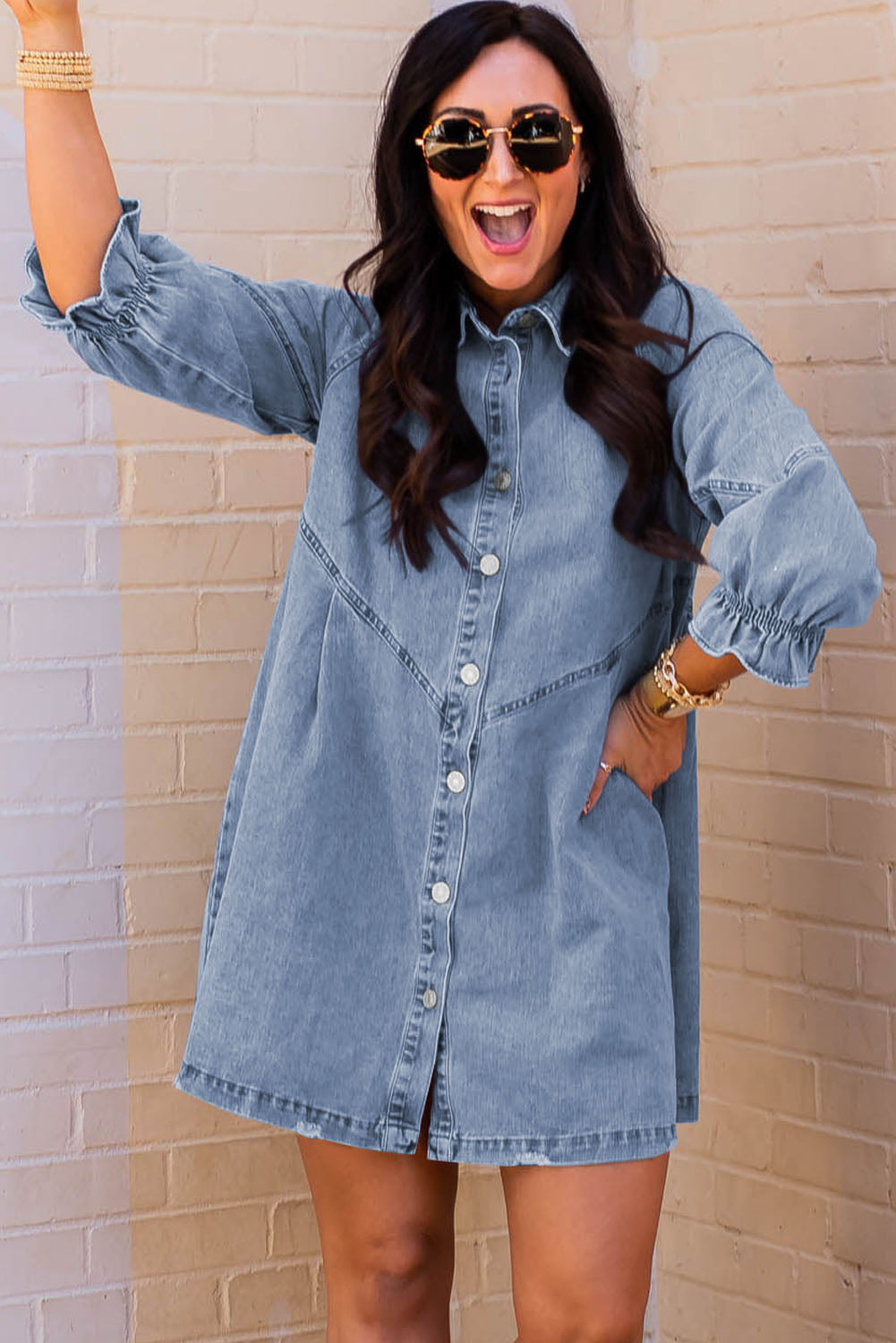 Hemelse blauwe denim mini-jurk met lange mouwen met knopen
