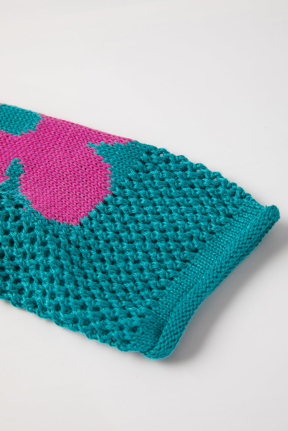 Meergrüner pullover mit großer blume und hohlen schultern aus strick