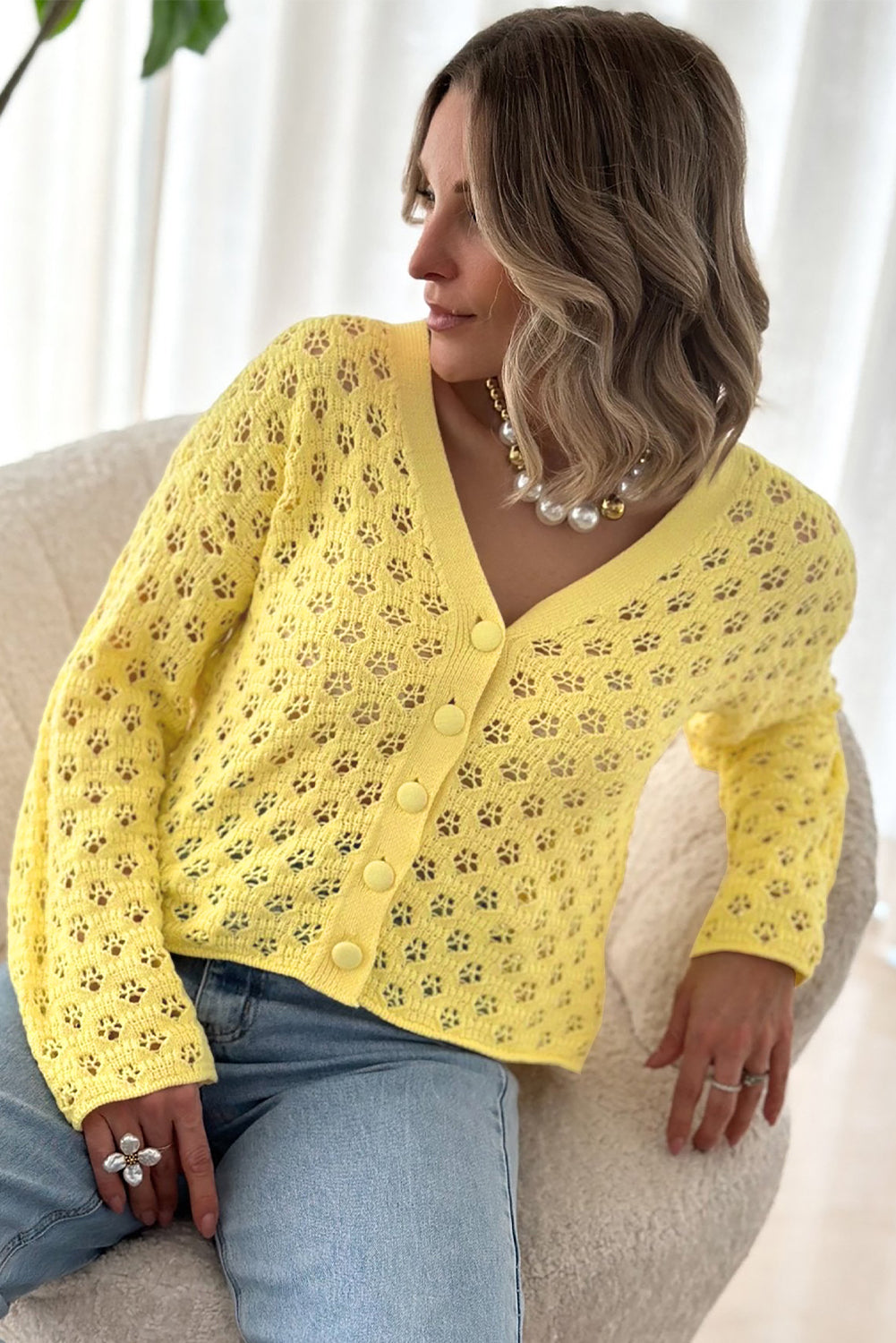 Gelber pointelle-strickpullover mit v-ausschnitt strickjacke