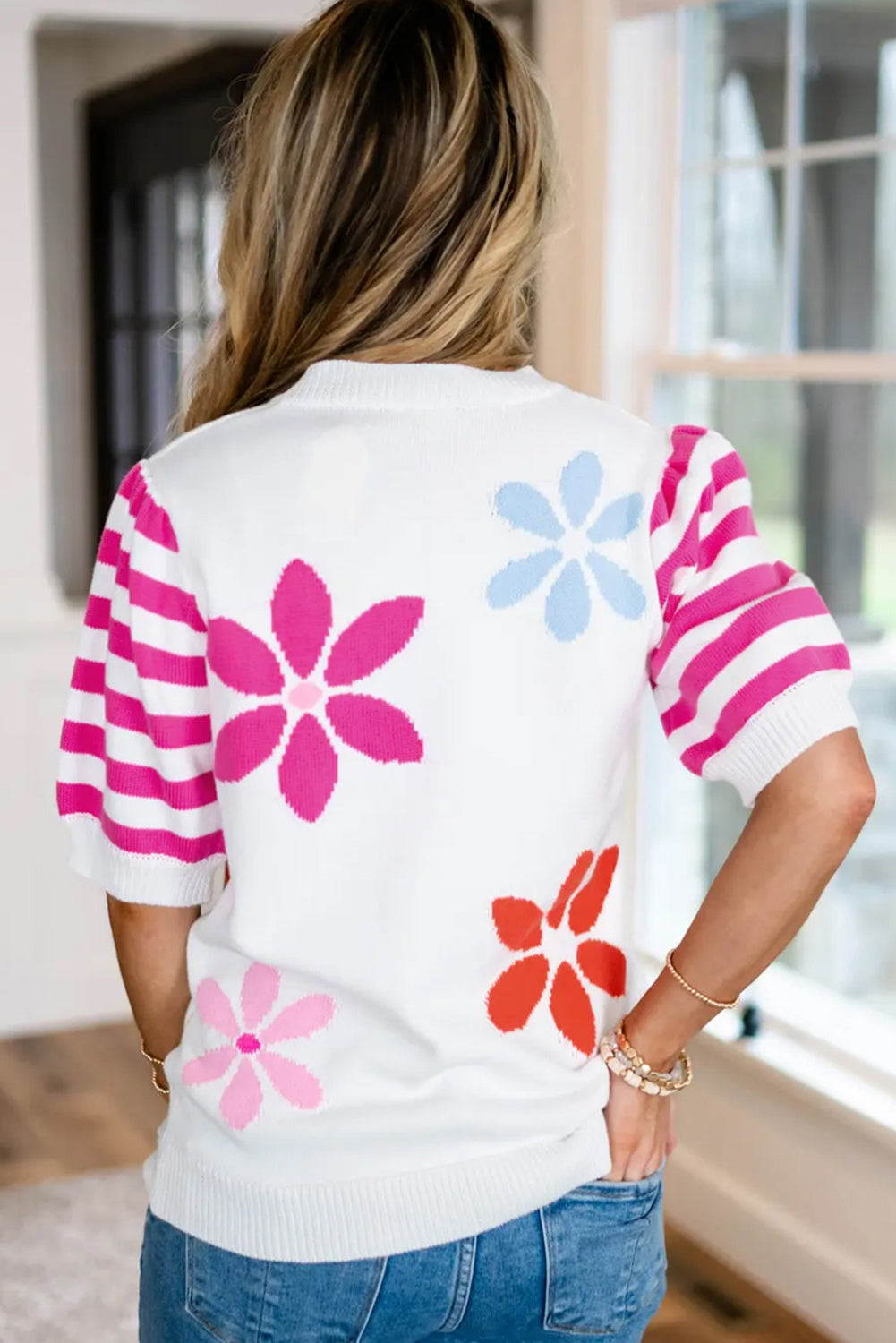 Weißes blumenmuster gestreiftes pullover-t-shirt