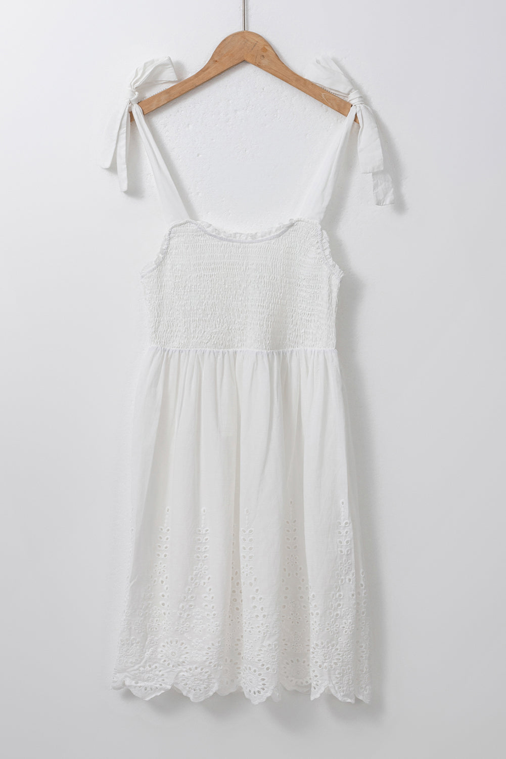 Witte mini -jurk met verstelbare riemen en smoking