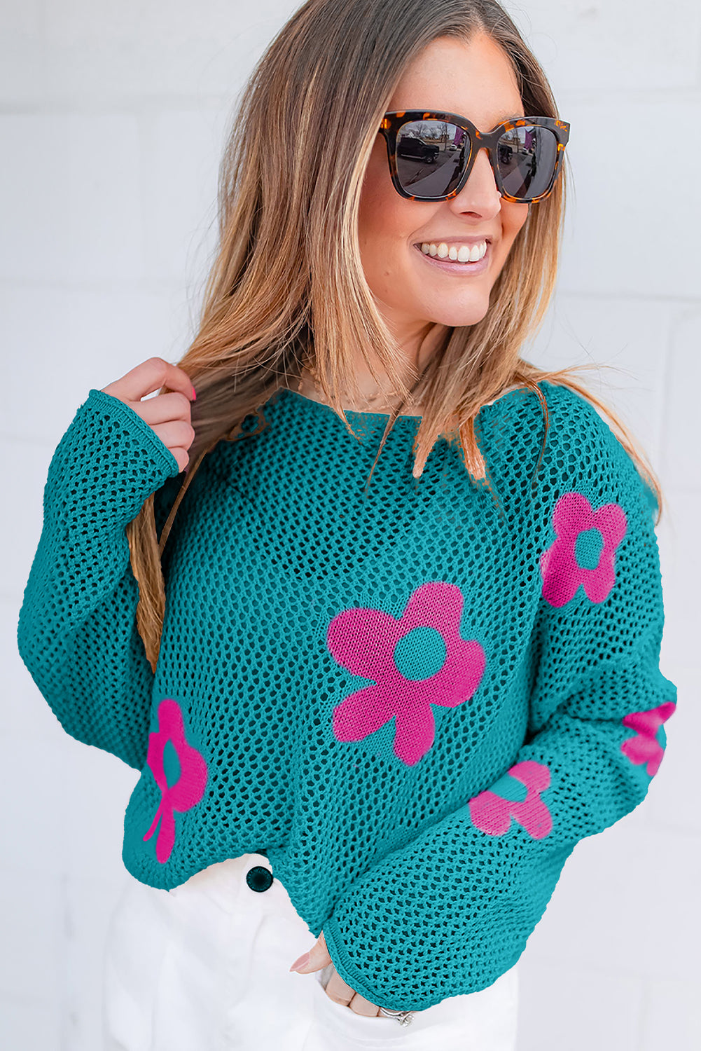Meergrüner pullover mit großer blume und hohlen schultern aus strick