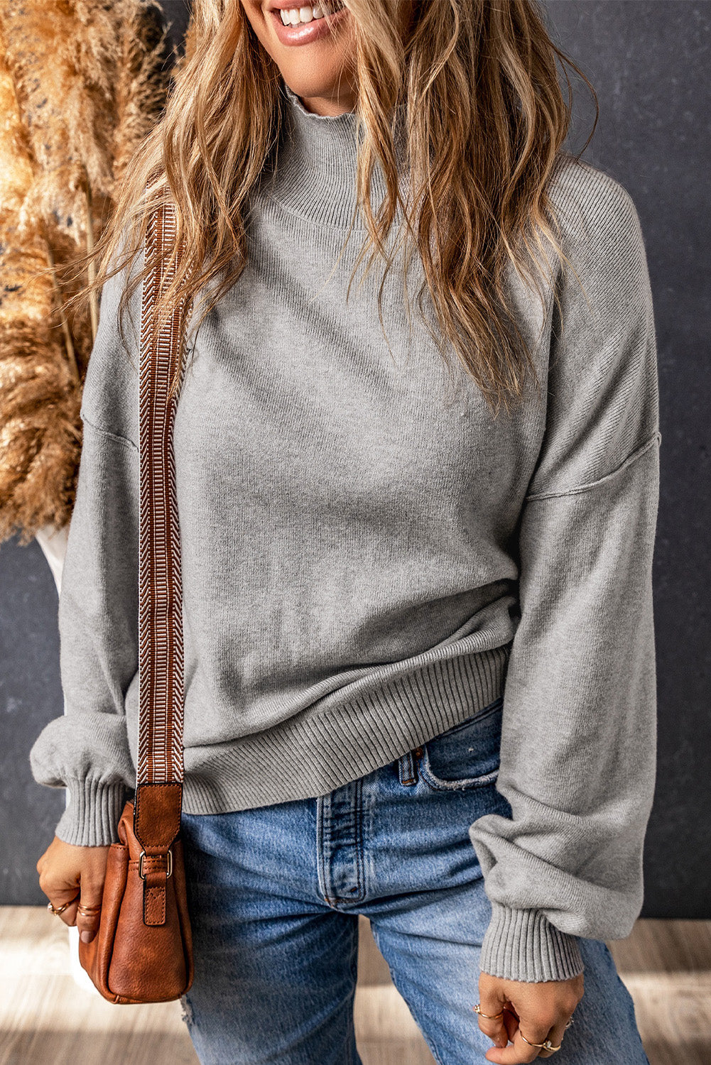 Grauer rollkragenpullover mit hängenden schultern und bubble sleeve strickpullover