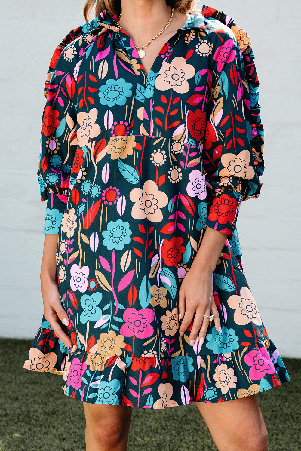 Grünes Minikleid mit Puffärmeln und Rüschen mit Blumendruck