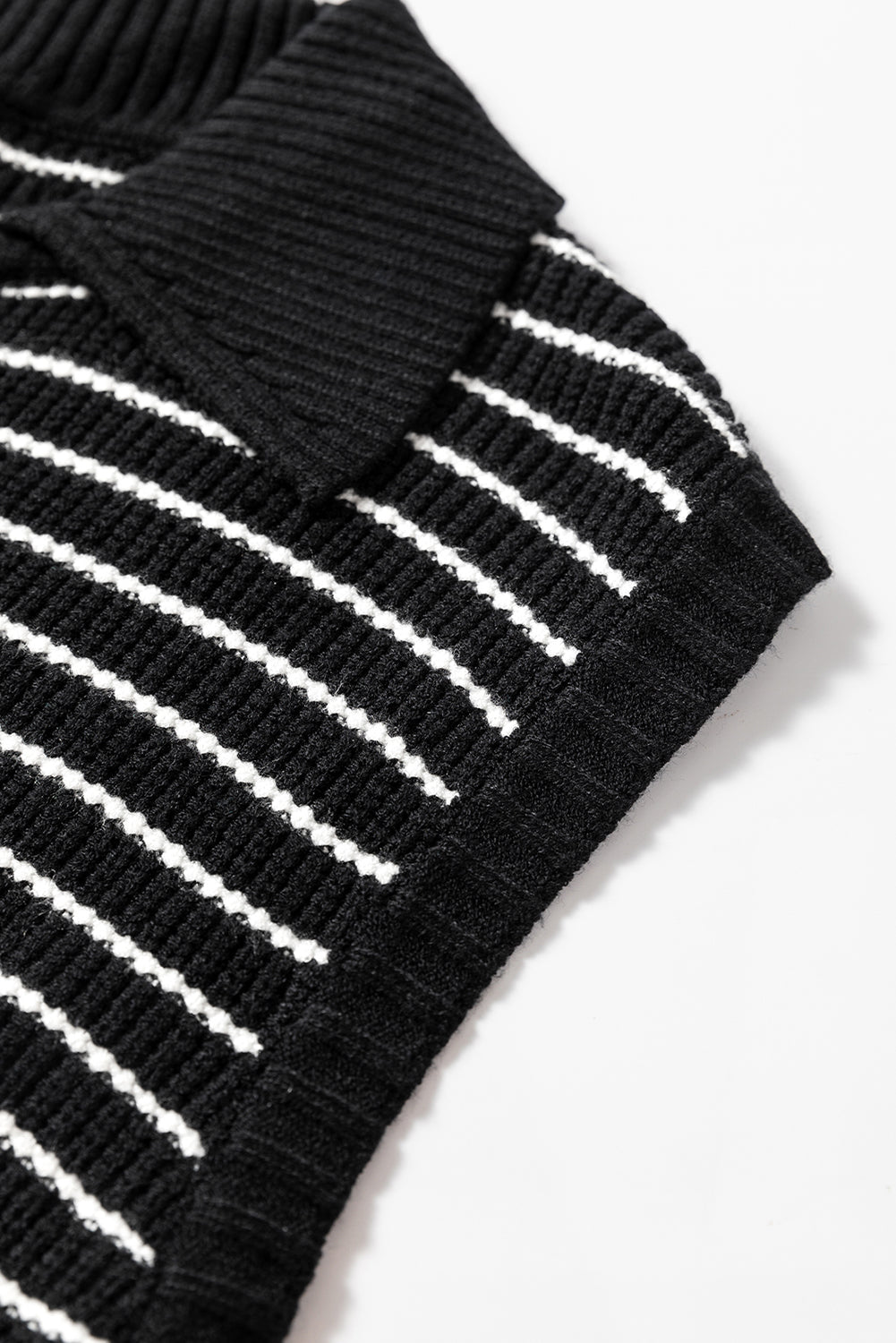 Schwarz gestreiftes pullover-tank-top mit v-ausschnitt