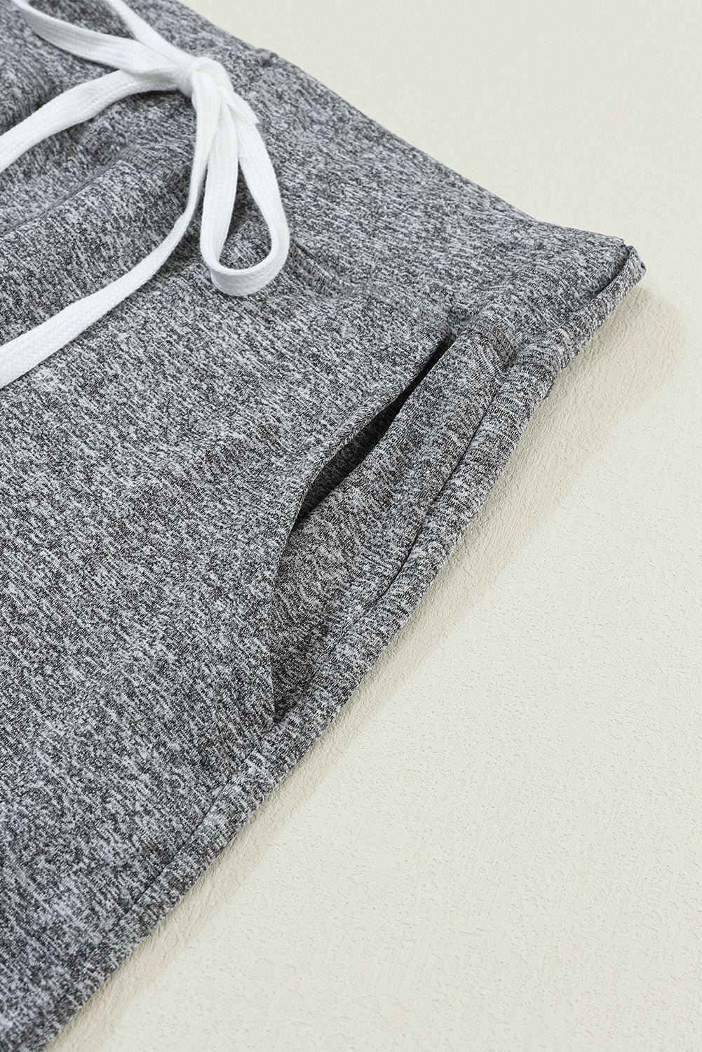 Graue jogginghose mit kordelzug an der taille