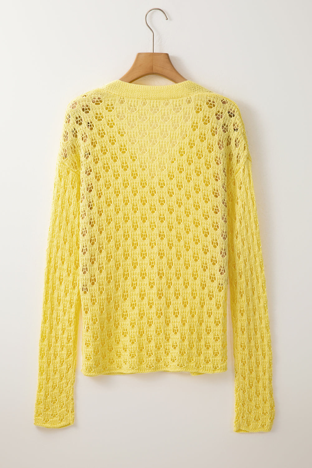 Gelber pointelle-strickpullover mit v-ausschnitt strickjacke