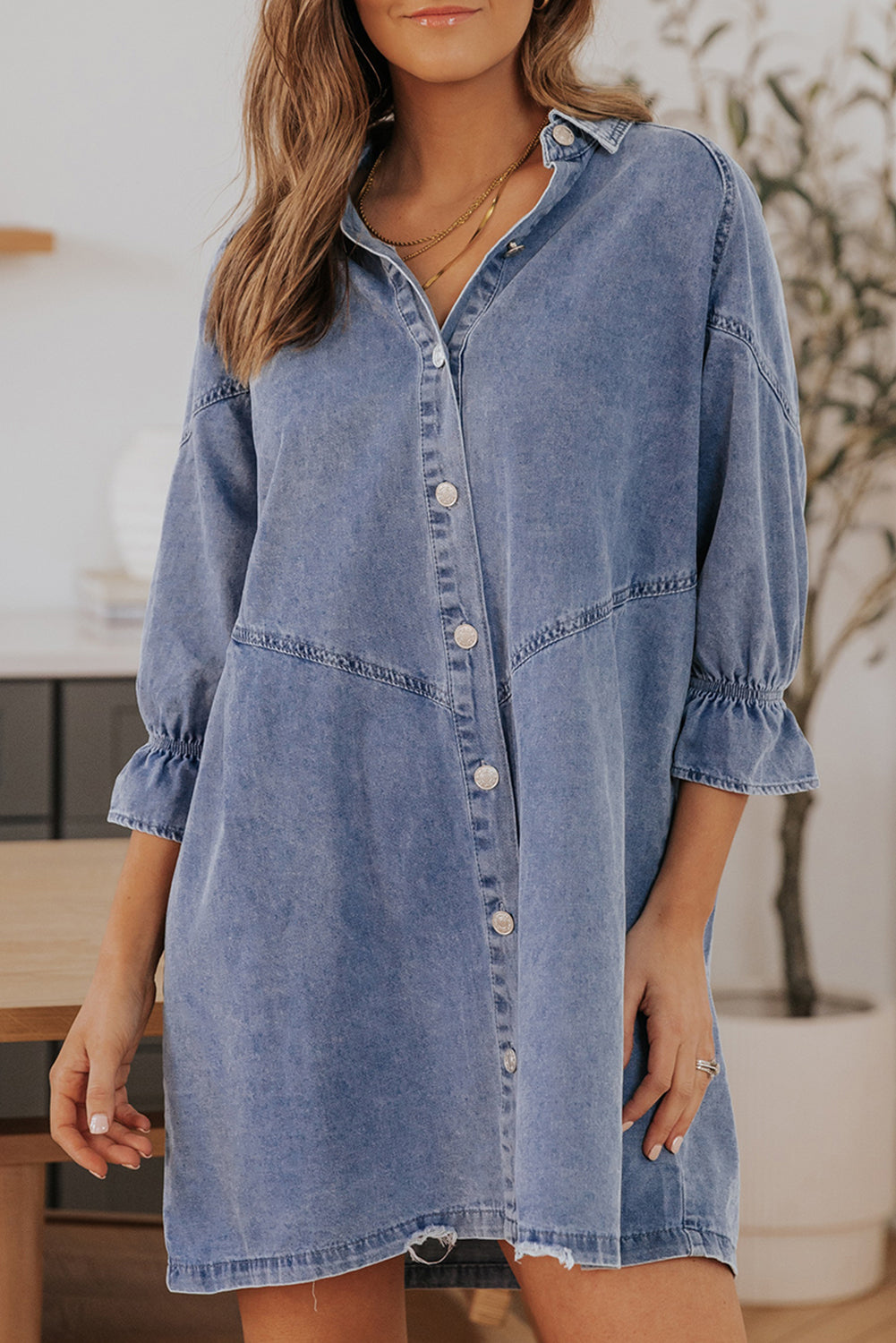 Hemelse blauwe denim mini-jurk met lange mouwen met knopen