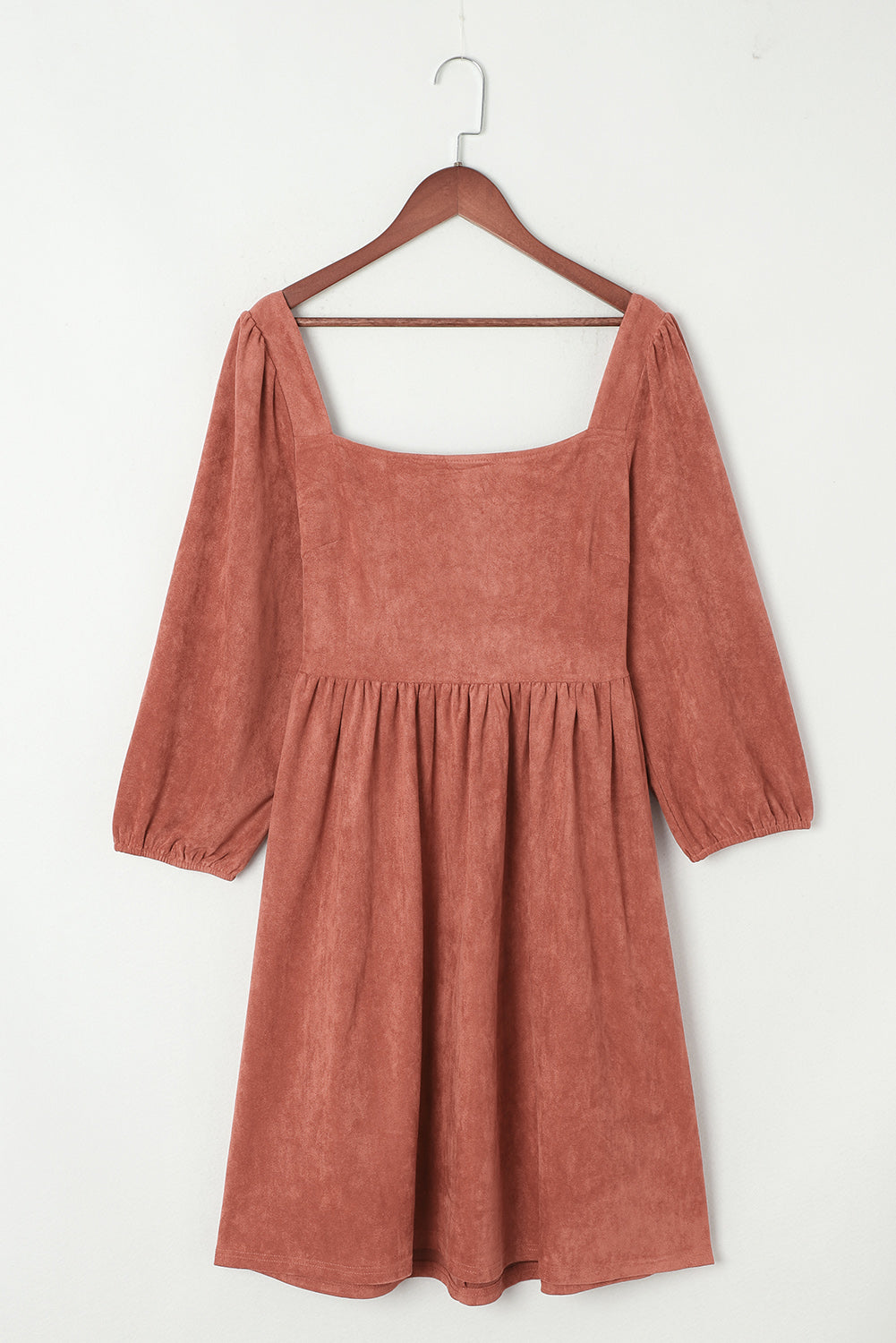 Bruine suede jurk met vierkante halslijn en gepofte mouwen