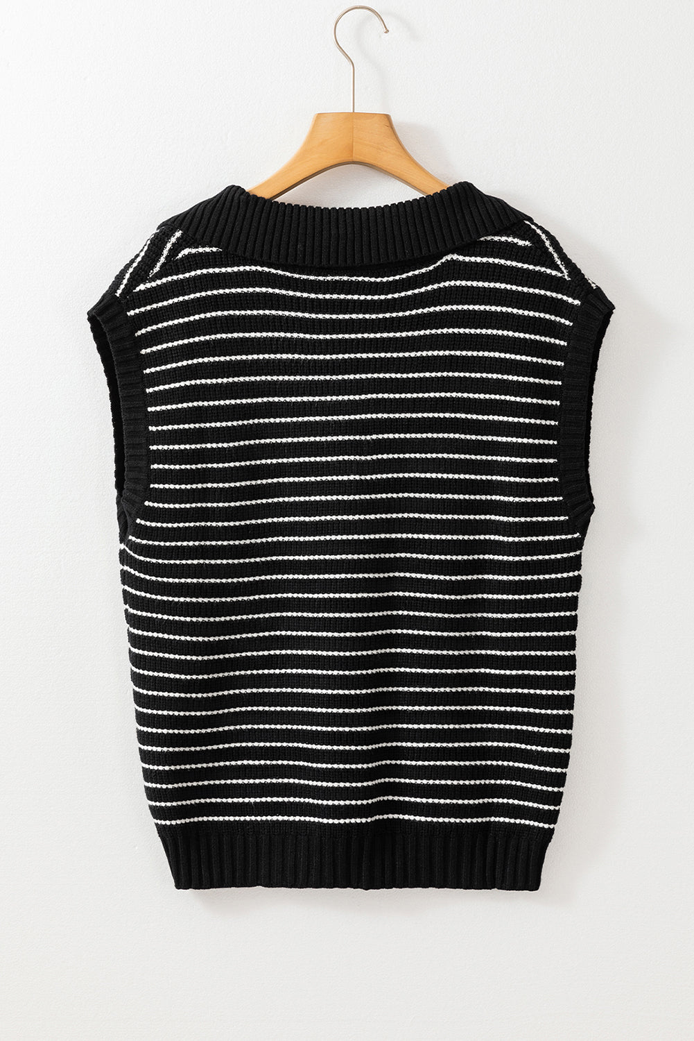 Schwarz gestreiftes pullover-tank-top mit v-ausschnitt