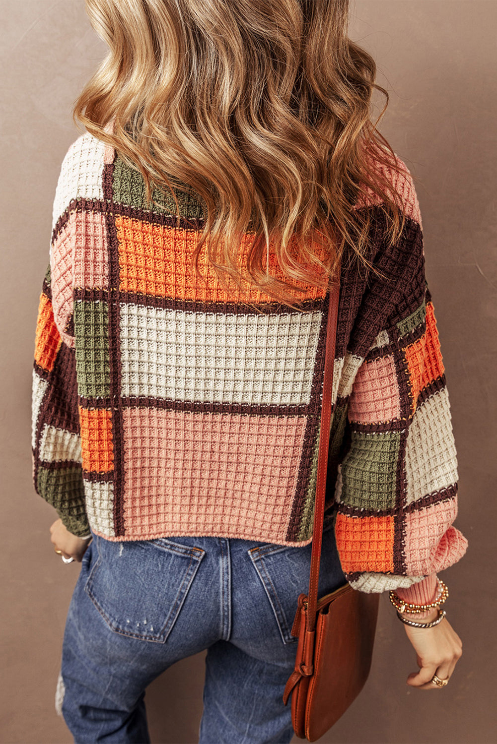 Orangefarbener block-waffelstrickpullover mit kordelzug und rundhalsausschnitt