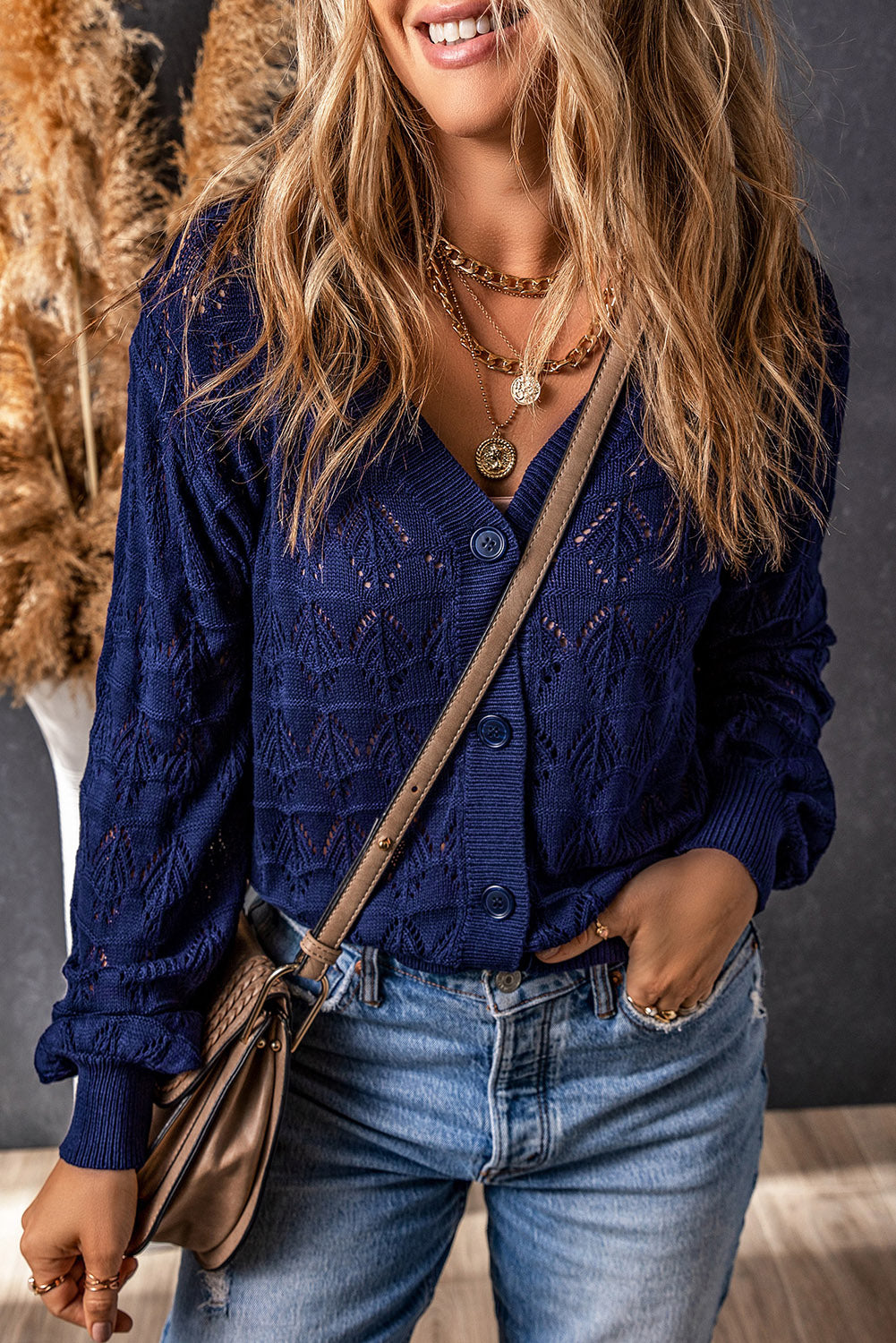 Leichte blaue häkeljacke mit knopfleiste